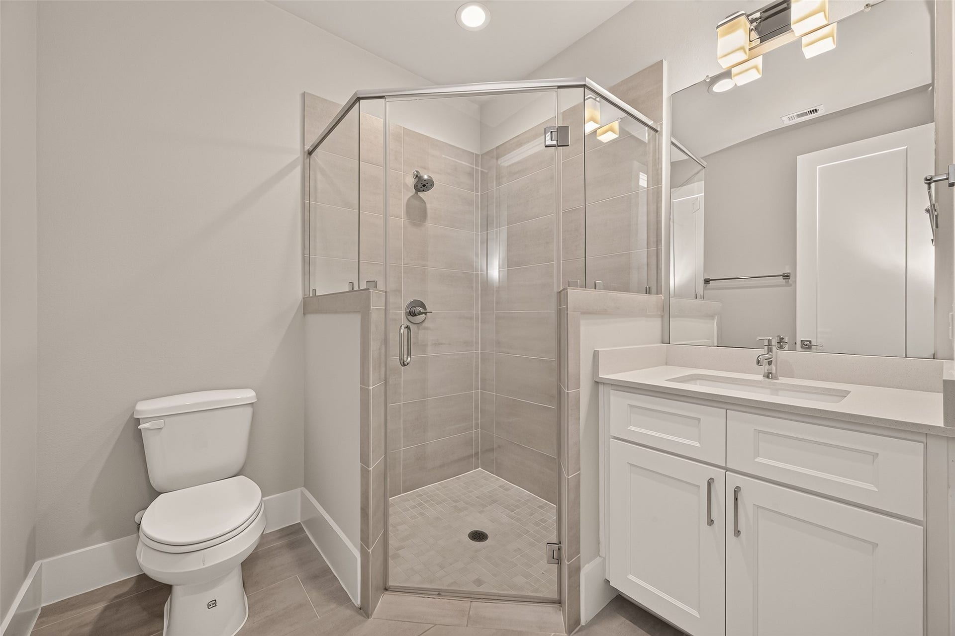 838 Fisher Street, #A, Houston, TX 77018 Ensuite bath on 1st floor