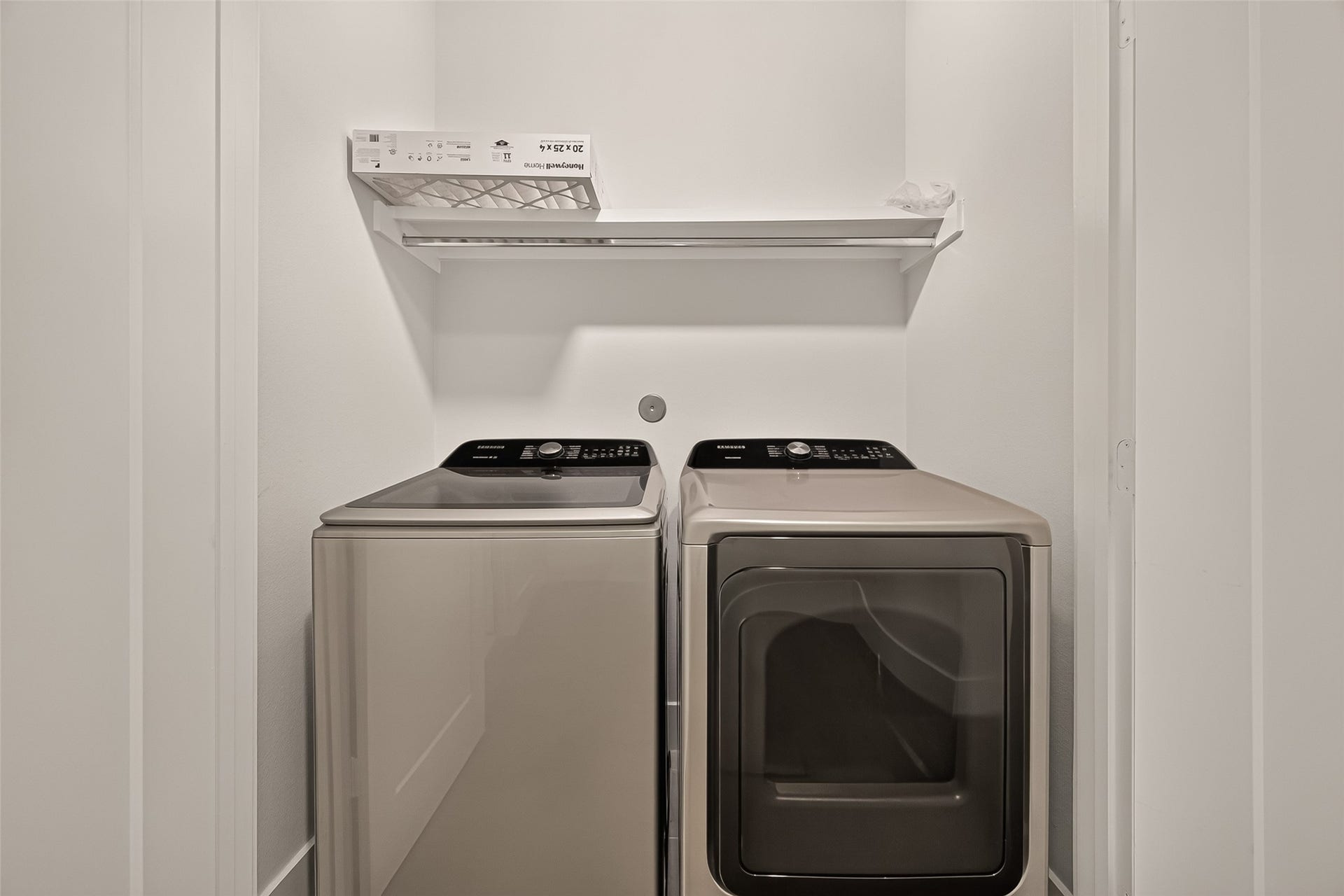 838 Fisher Street, #A, Houston, TX 77018 Washer and dryer remain