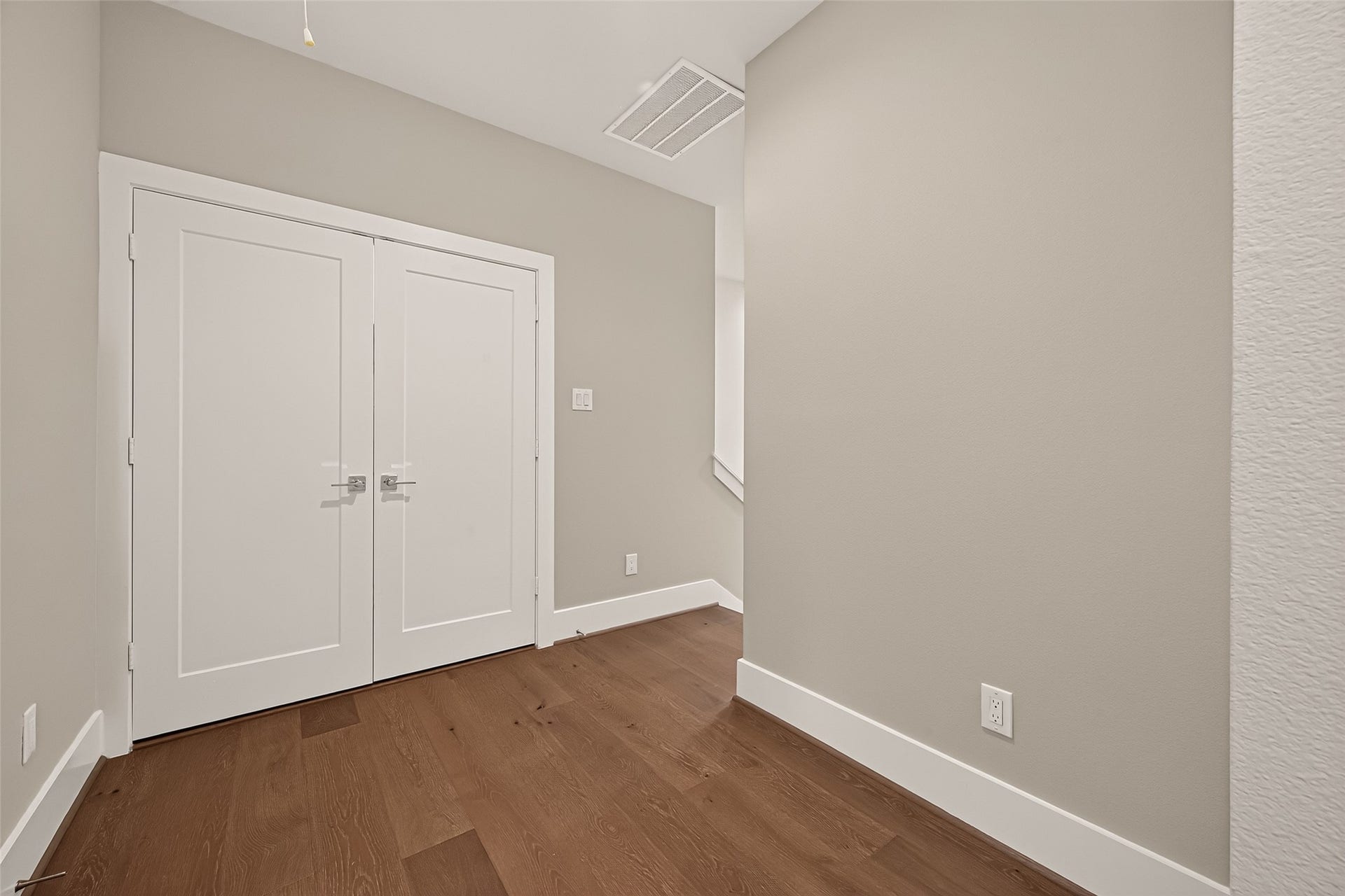 838 Fisher Street, #A, Houston, TX 77018 2nd floor landing with laundry closet