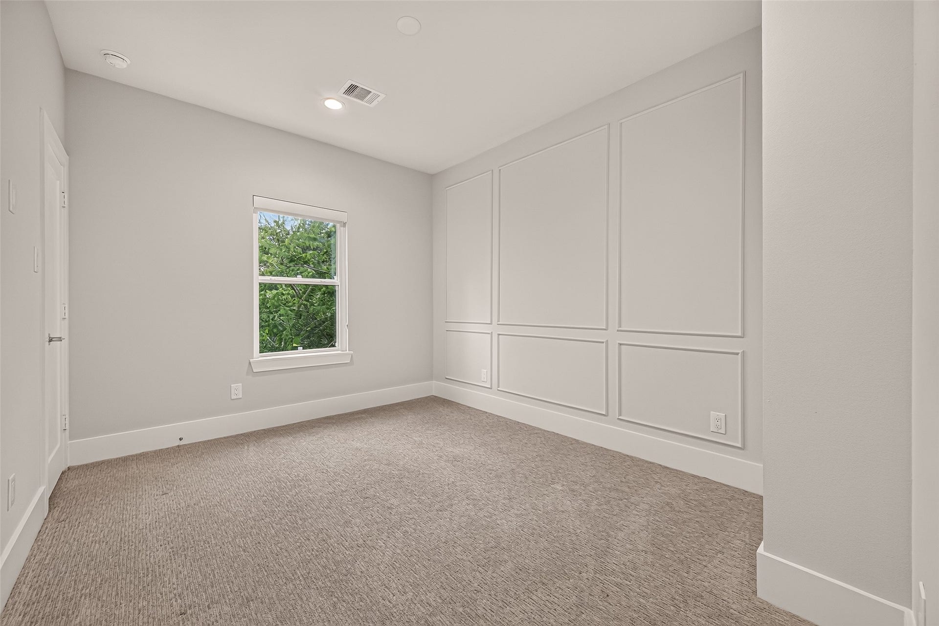 838 Fisher Street, #A, Houston, TX 77018 Secondary bedroom on 3rd floor with ensuite bath