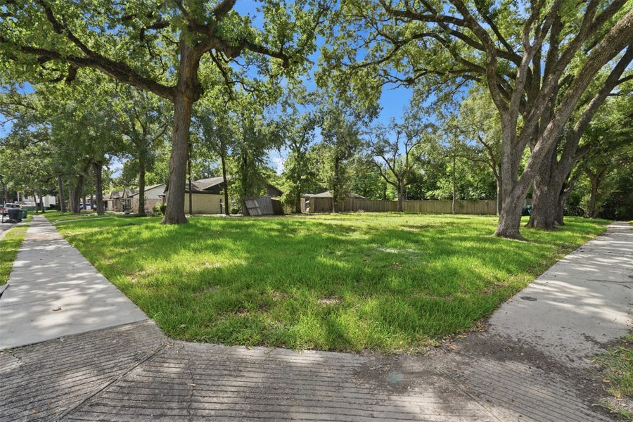 Property photo for 6235 Queenswood Lane, Houston, TX