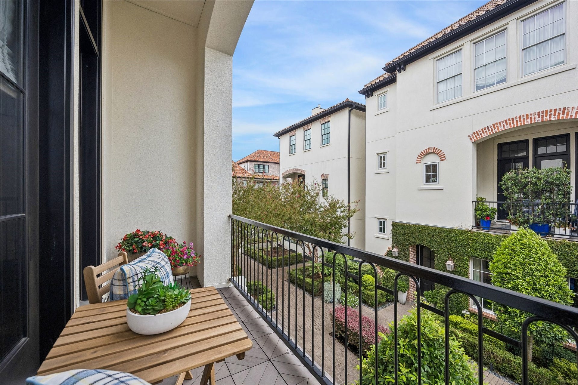 1208 Mosaico Lane, Houston, TX 77055 generous balcony off living area