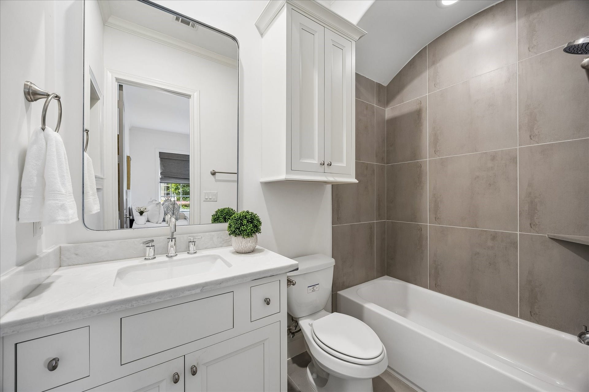 1208 Mosaico Lane, Houston, TX 77055 downstairs bath on first floor