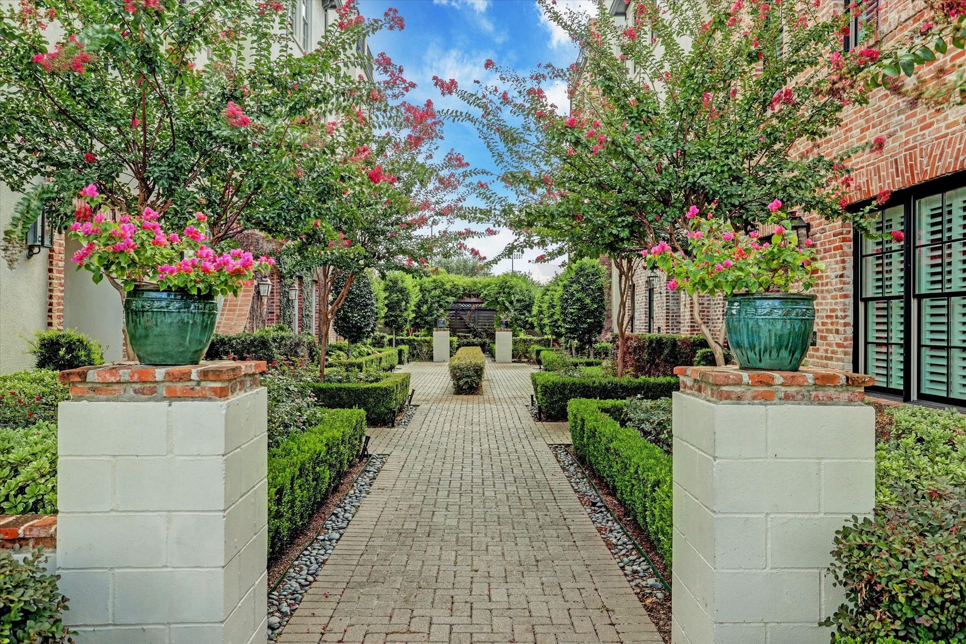 1208 Mosaico Lane, Houston, TX 77055 entrance to walk-in culdesac