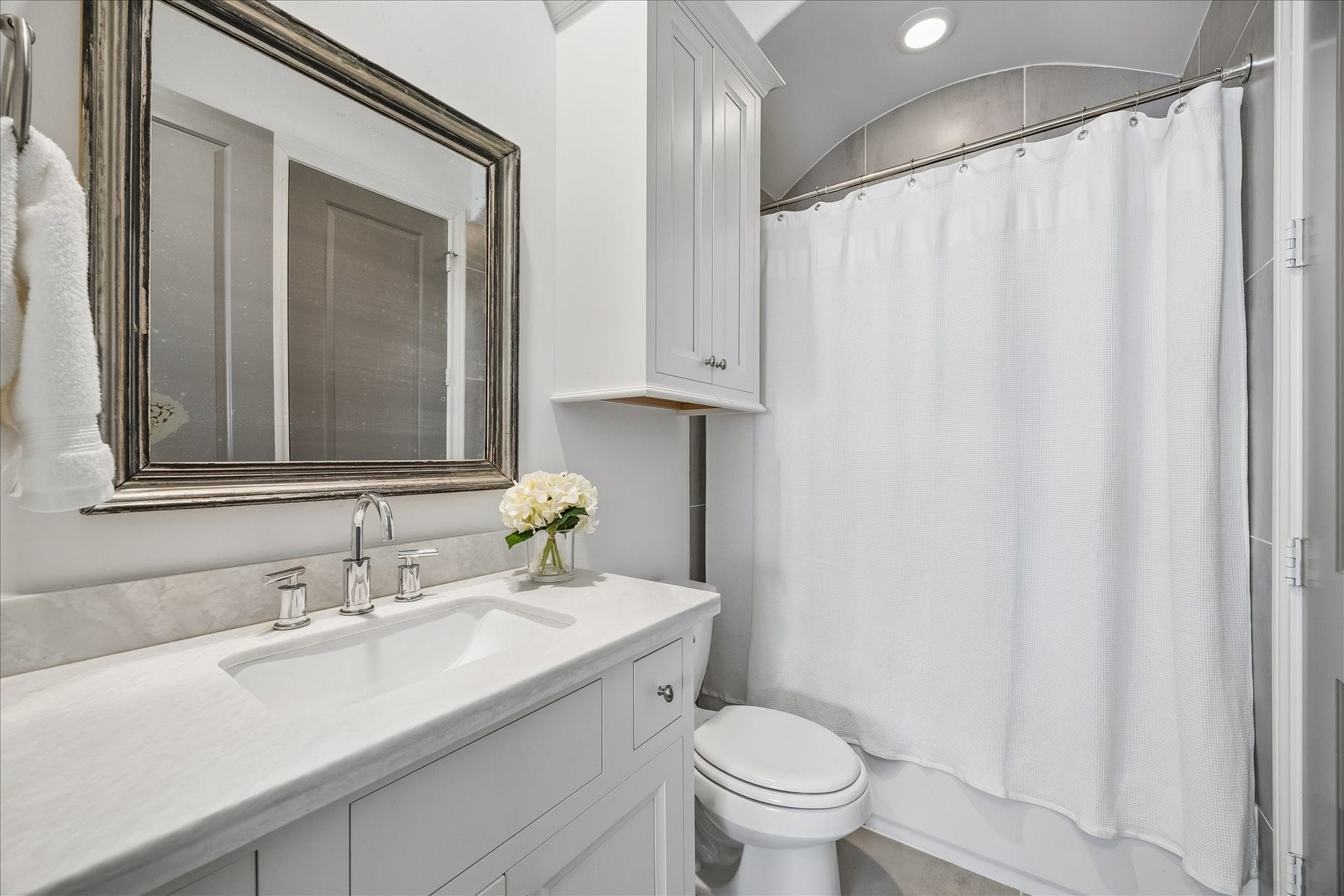1208 Mosaico Lane, Houston, TX 77055 powder bath/ensuite bath for second floor bath and alternatively powder for second floor