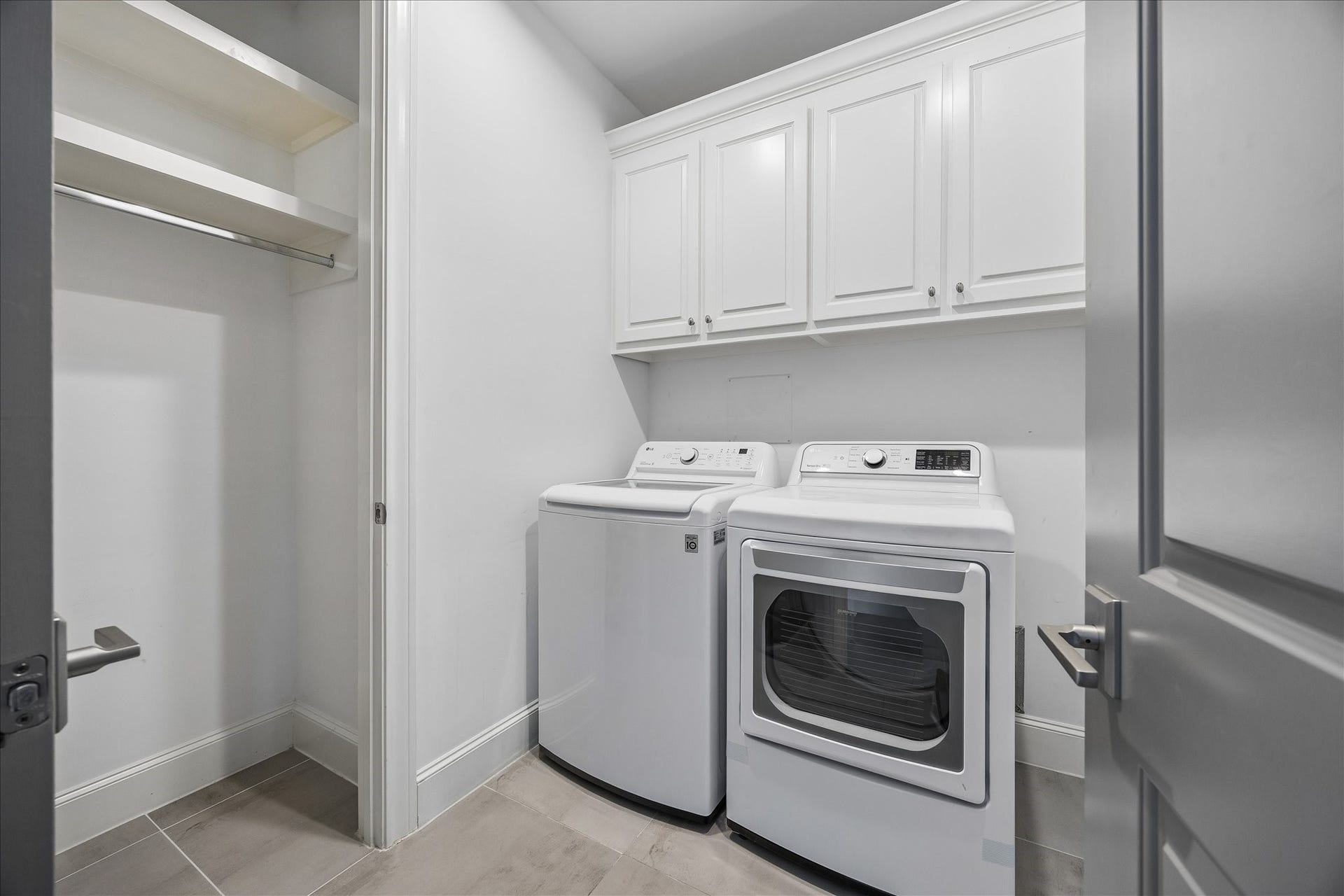 1208 Mosaico Lane, Houston, TX 77055 utility room across for primary (washer and dryer remain)