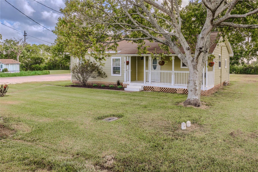 Property photo for 910 Brockman Street, Clute, TX