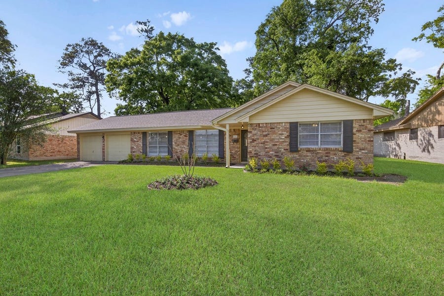 Property photo for 202 Oak Hollow Street, Conroe, TX