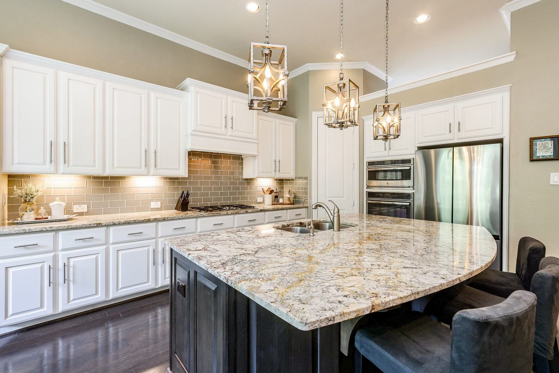 4715 Trickle Creek Court, Fulshear, TX 77441 High end finishes, undercabinet lighting and stainless steel appliances.