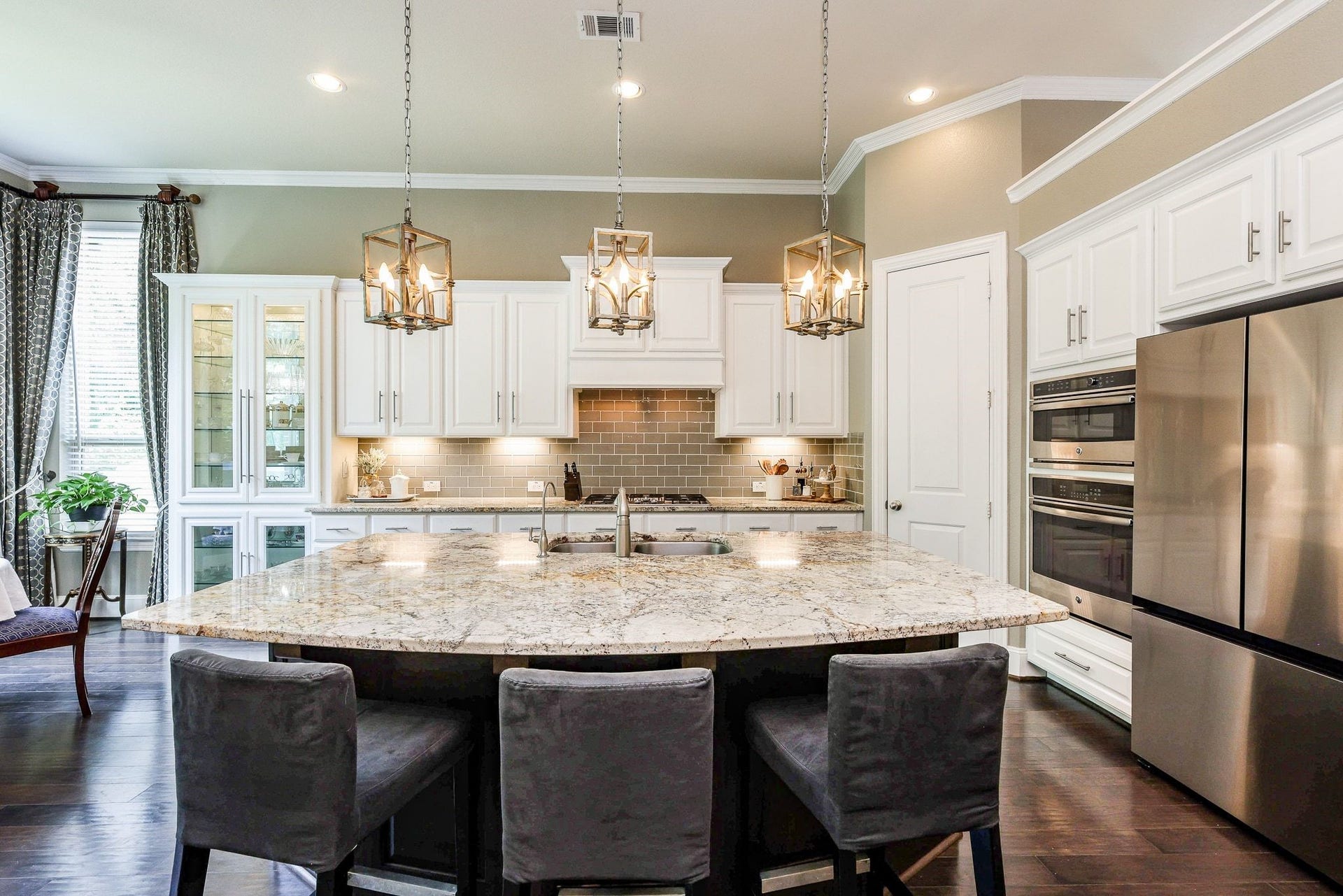 4715 Trickle Creek Court, Fulshear, TX 77441 Beautiful, spacious kitchen overlooking the wooded backyard.