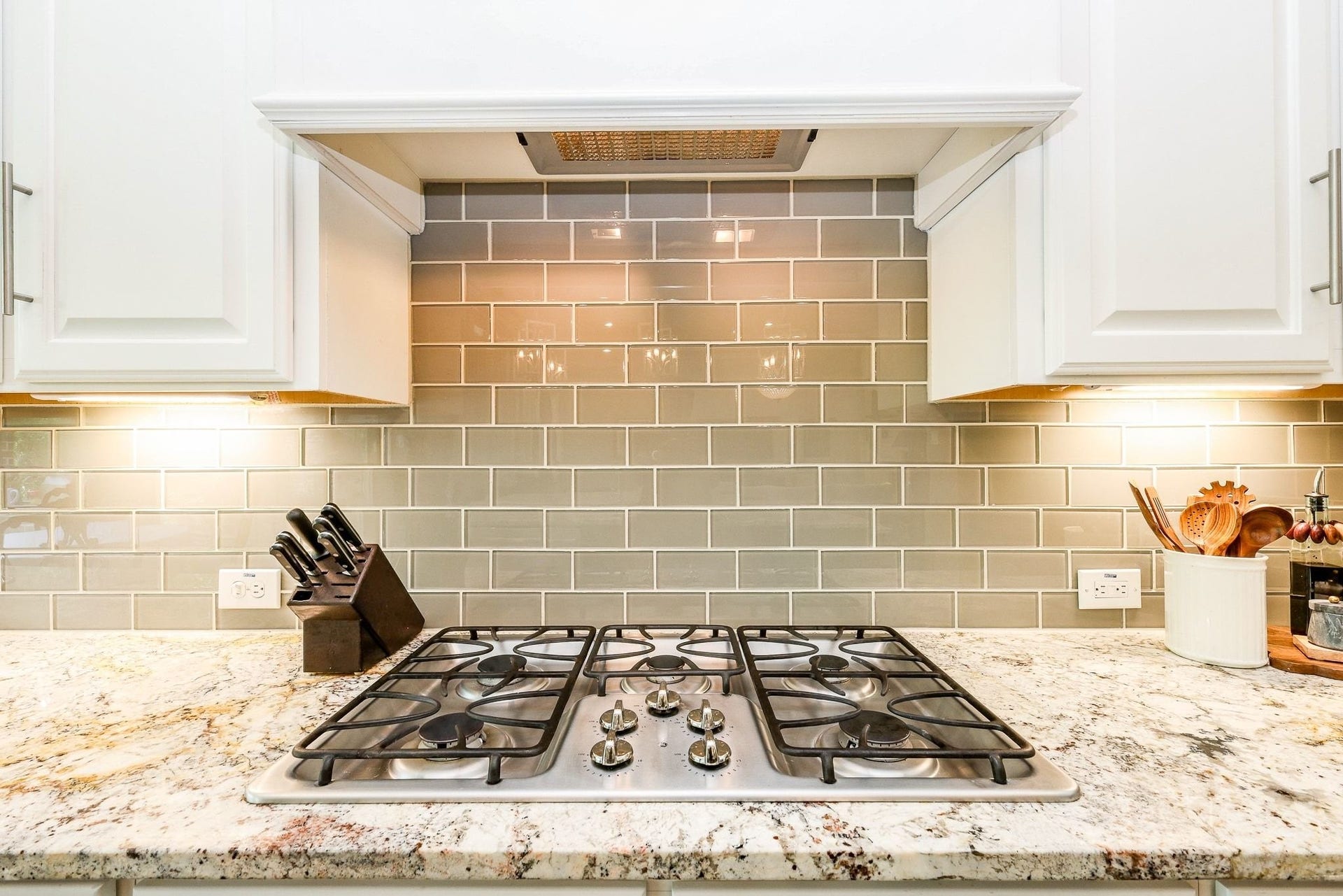 4715 Trickle Creek Court, Fulshear, TX 77441 Gas cooktop