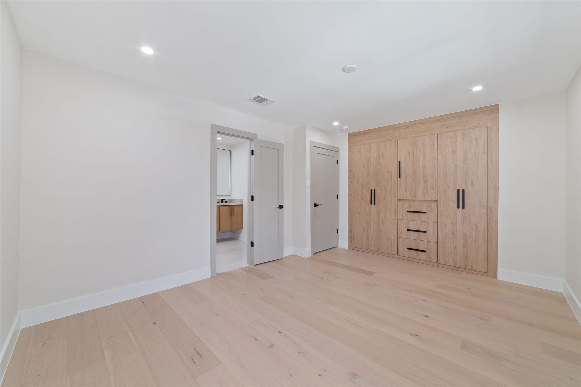Room 6 with a custom closet