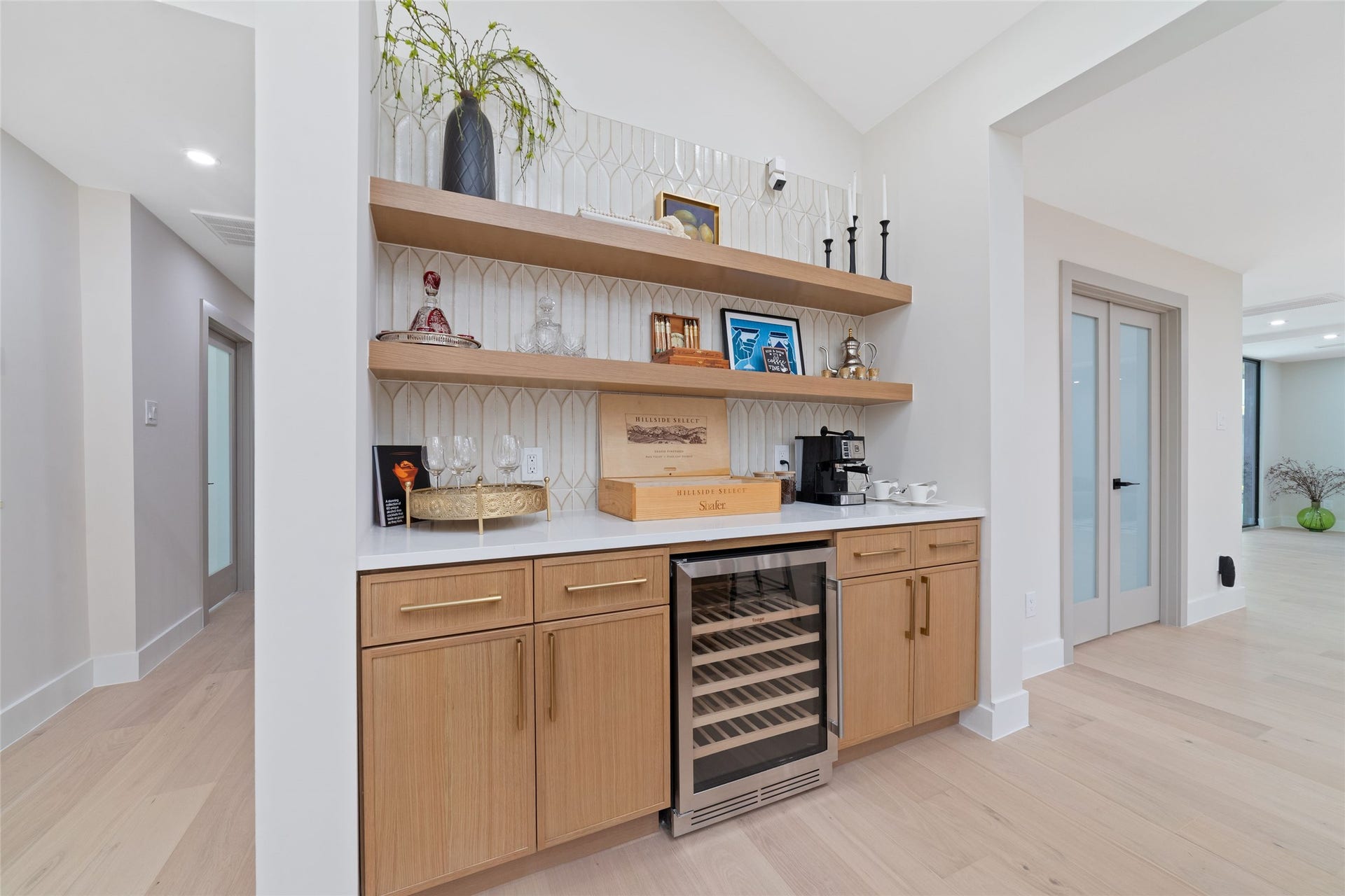 Coffe Bar-Wine Bar with a wine fridge
