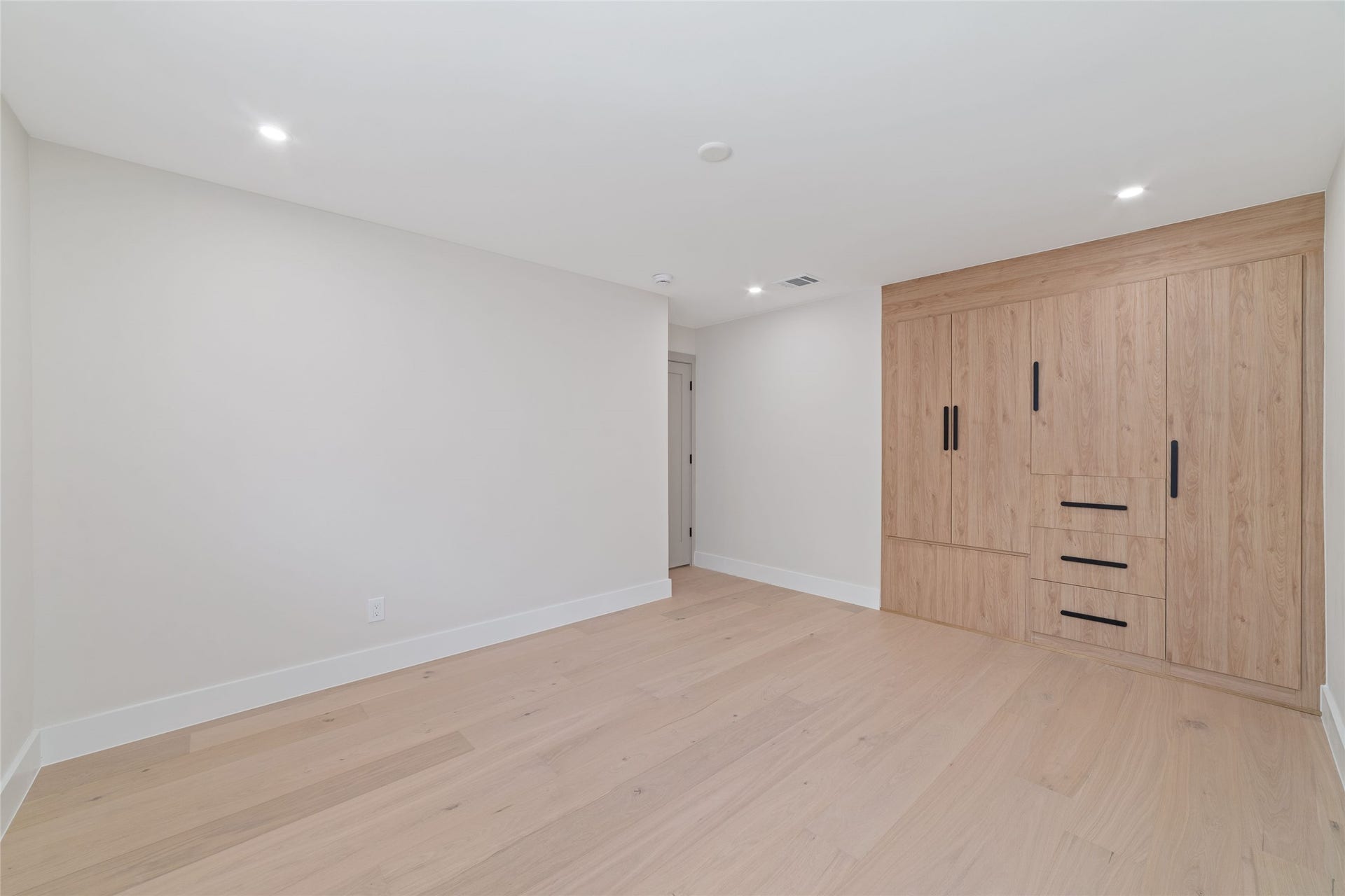 Room 3 with built in custom close