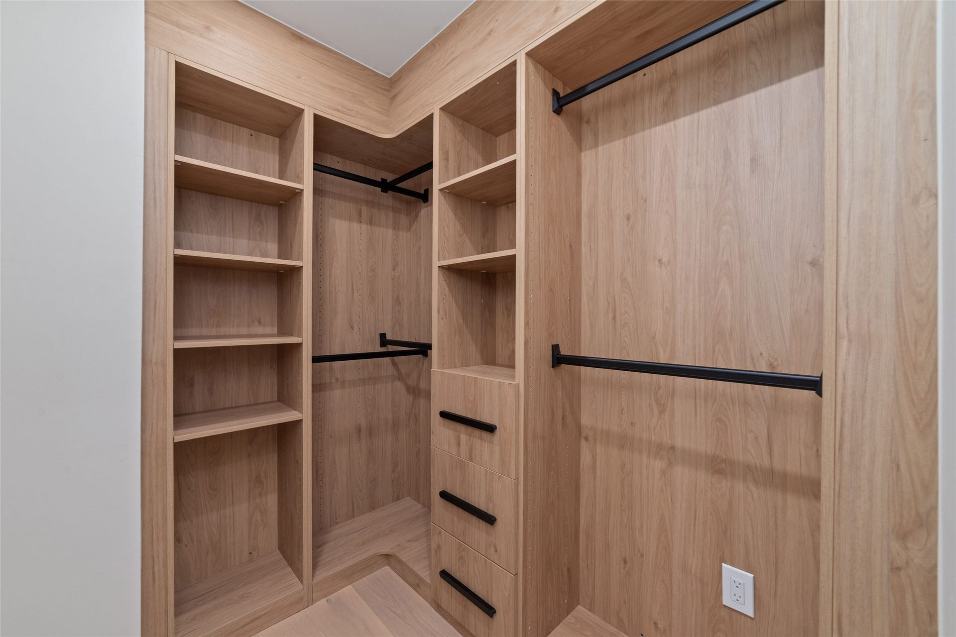 Room 4 walk in custom closet