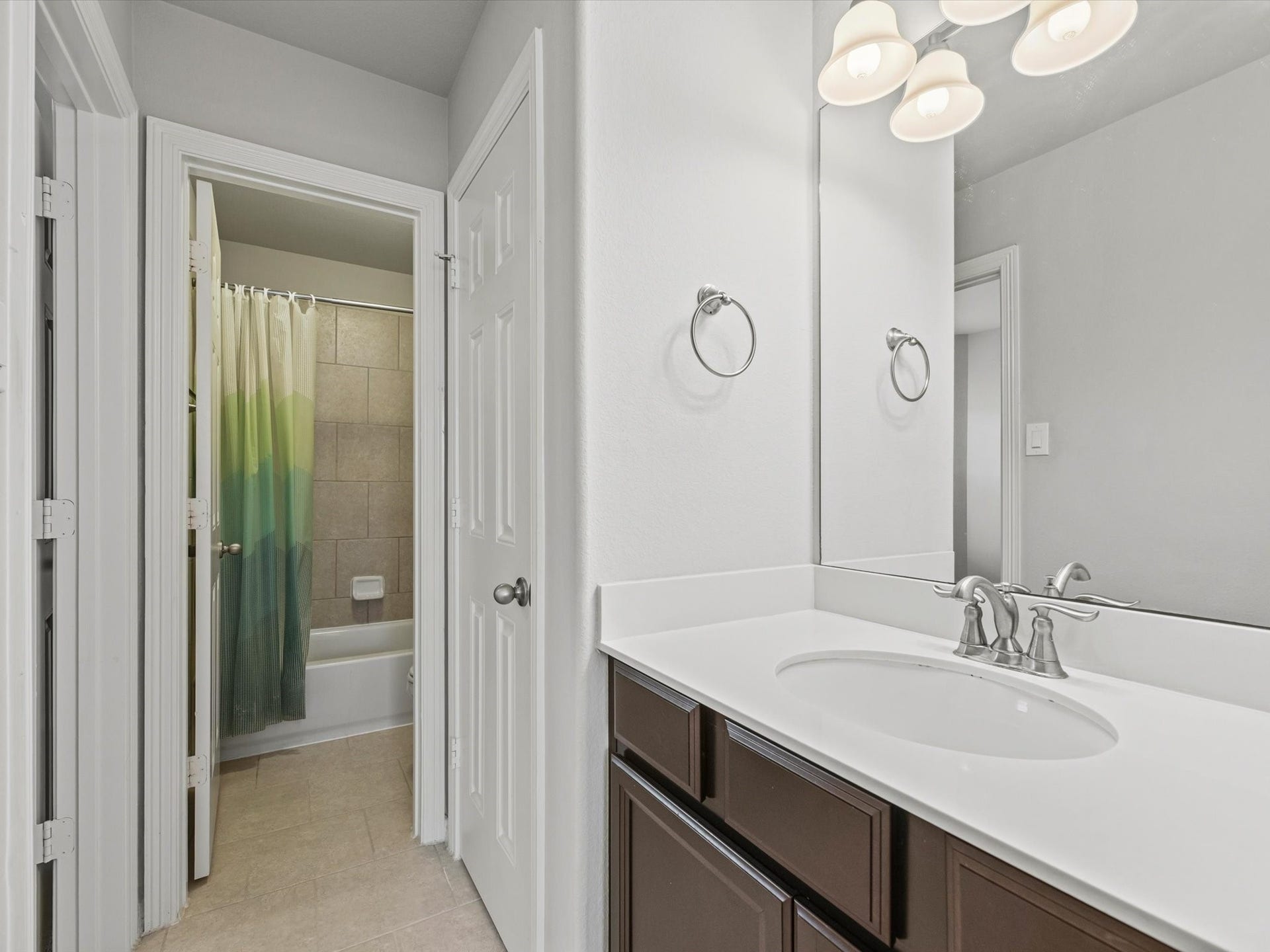 4302 Kent Ranch Court, Katy, TX 77494 JACK AND JILL BATHROOM CONECTING TWO SECONDRARY BEDROOMS ON THE SECOND FLOOR.