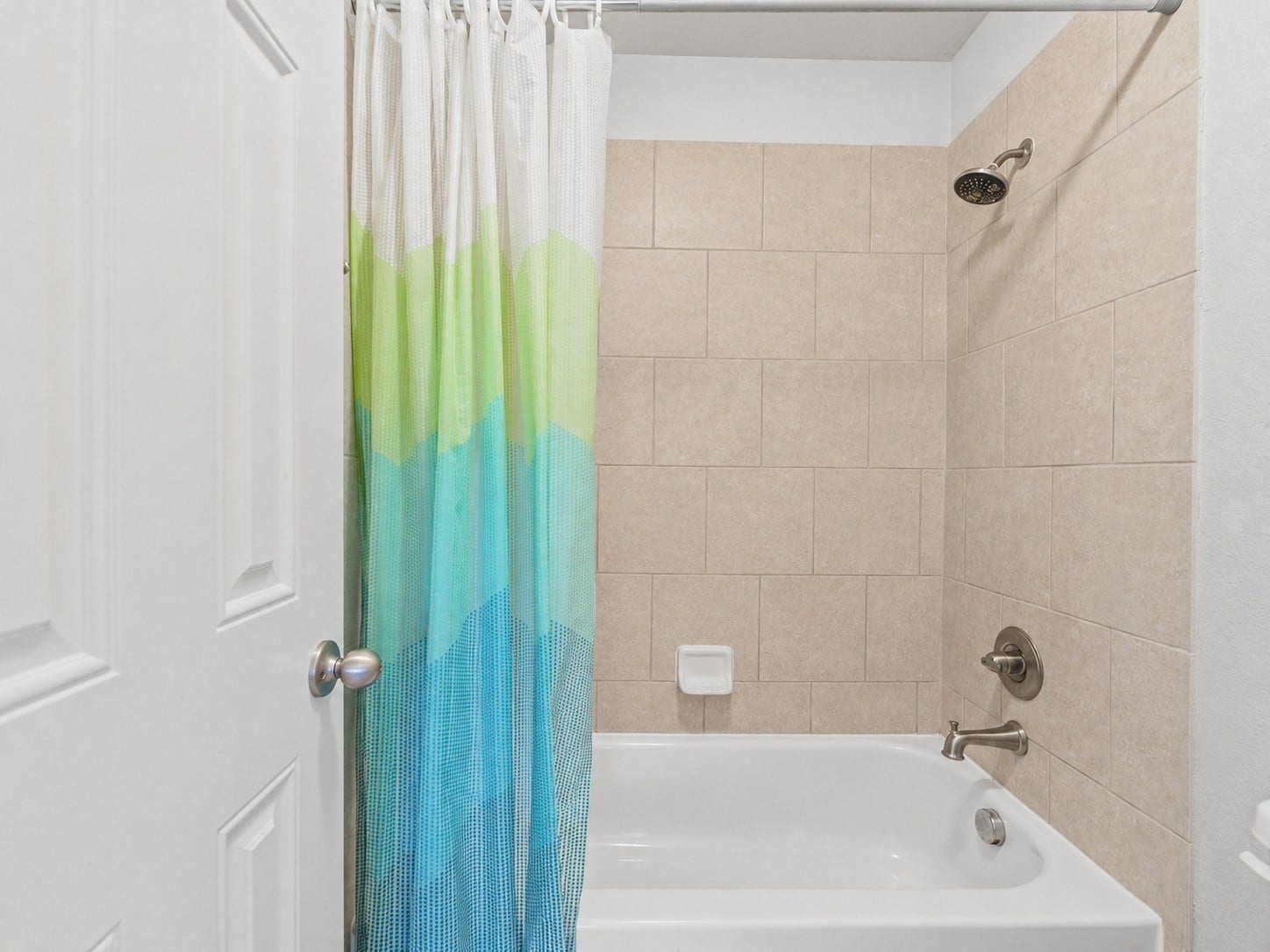 4302 Kent Ranch Court, Katy, TX 77494 TUB AND SHOWER COMBO IN THE JACK AND JILL BATHROOM ON THE SECOND FLOOR.