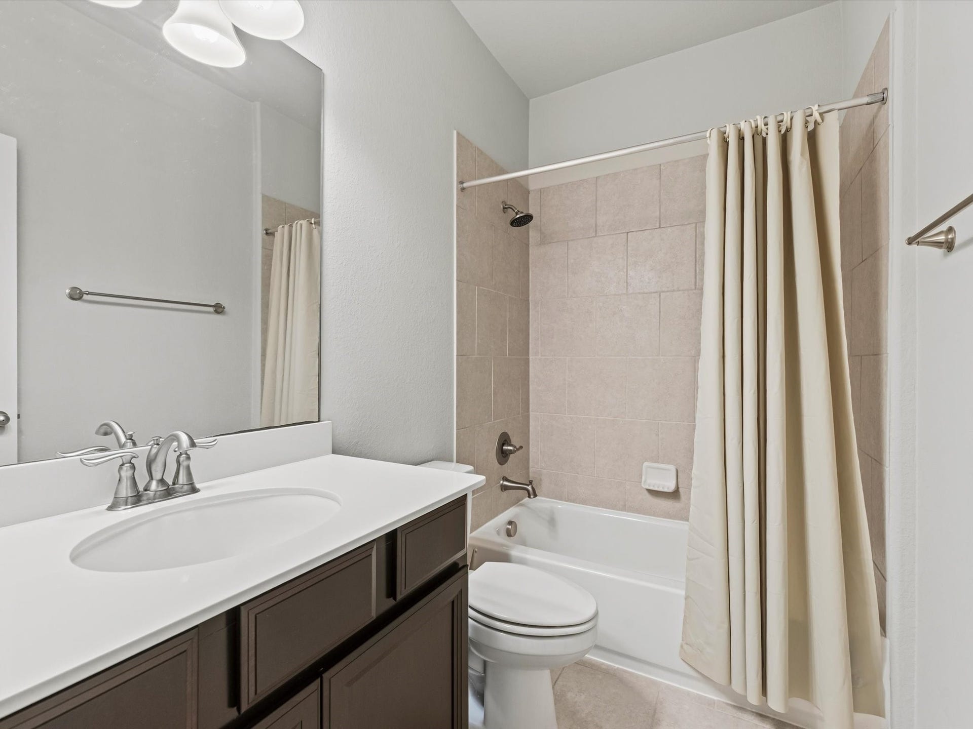4302 Kent Ranch Court, Katy, TX 77494 Secondary bathroom located on second floor featuring shower/tub combo.