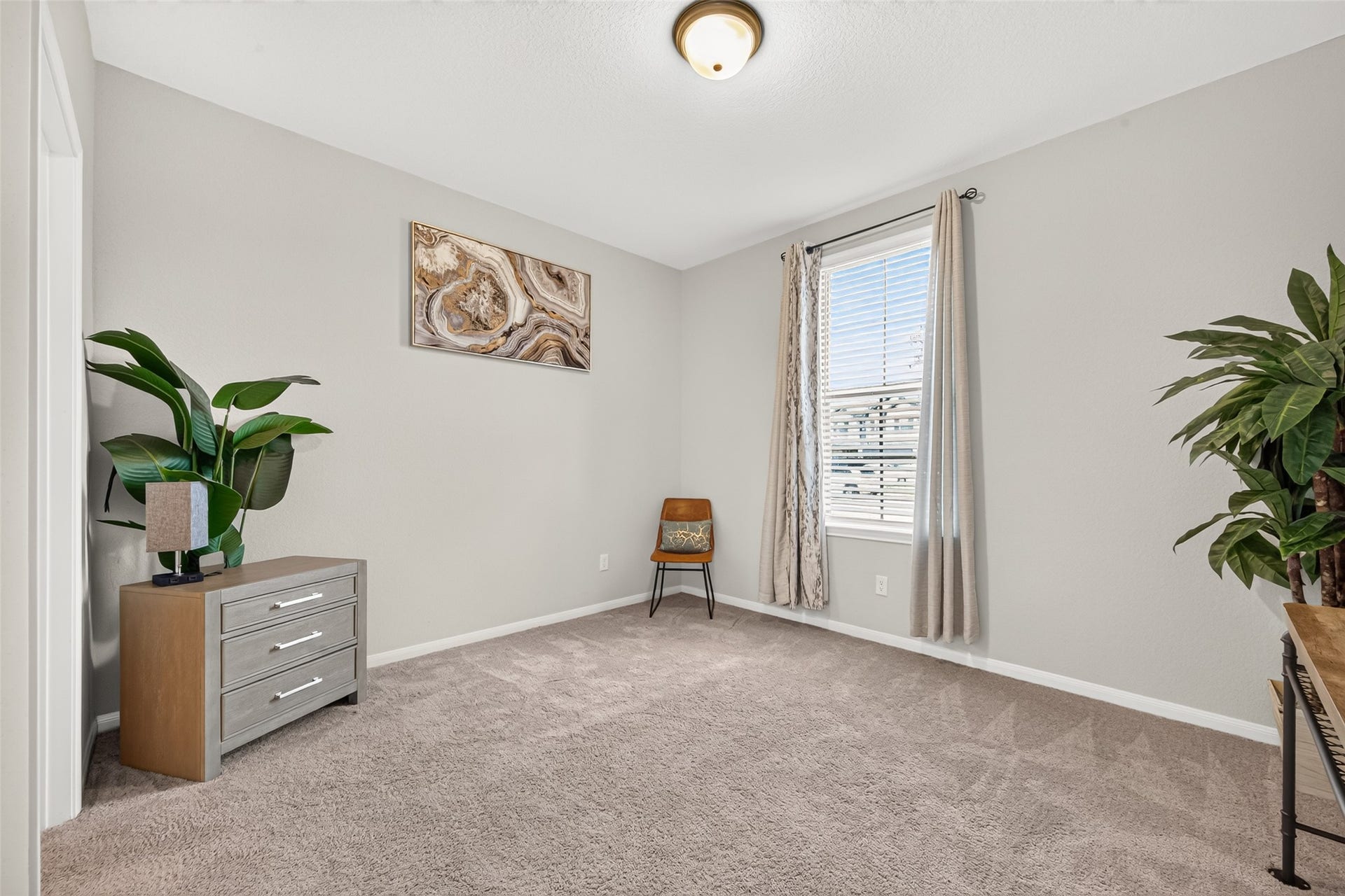 10707 Amador Peak Drive, Rosharon, TX 77583 Secondary bedroom nearest the front of the home. This bedroom has its own en-suite bath located in its own hallway, separated from the rest of the secondary bedrooms. Inquire about furniture, most available.