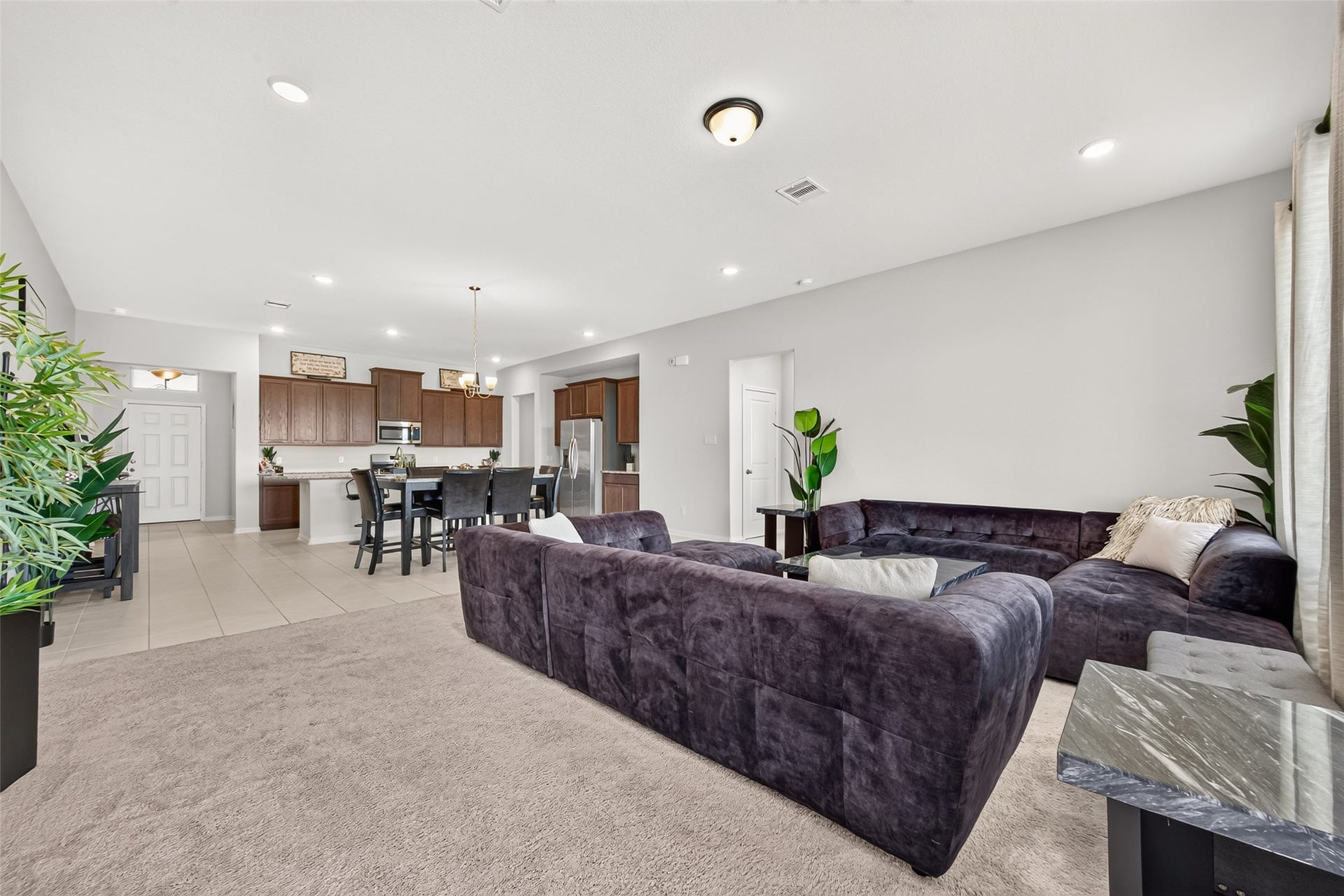 10707 Amador Peak Drive, Rosharon, TX 77583 Great space for you to design to your liking! Storage closet in door straight ahead. Inquire about furniture, most available.