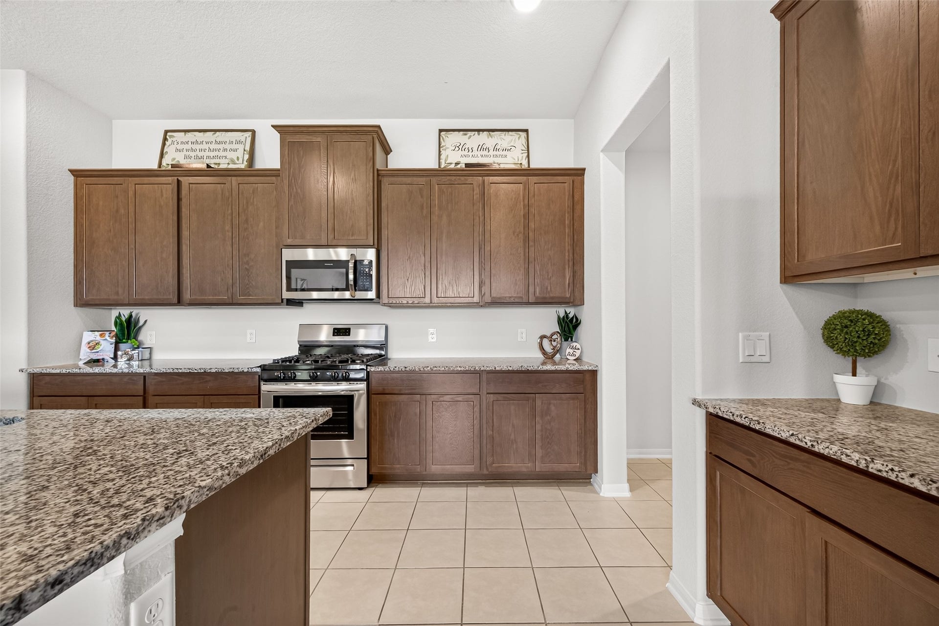 10707 Amador Peak Drive, Rosharon, TX 77583 Abundance of cabinetry throughout!