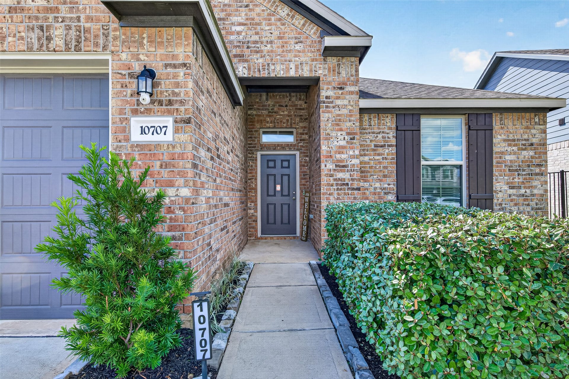 10707 Amador Peak Drive, Rosharon, TX 77583 Come on in, enjoy the newly added lush landscaping to the entryway.