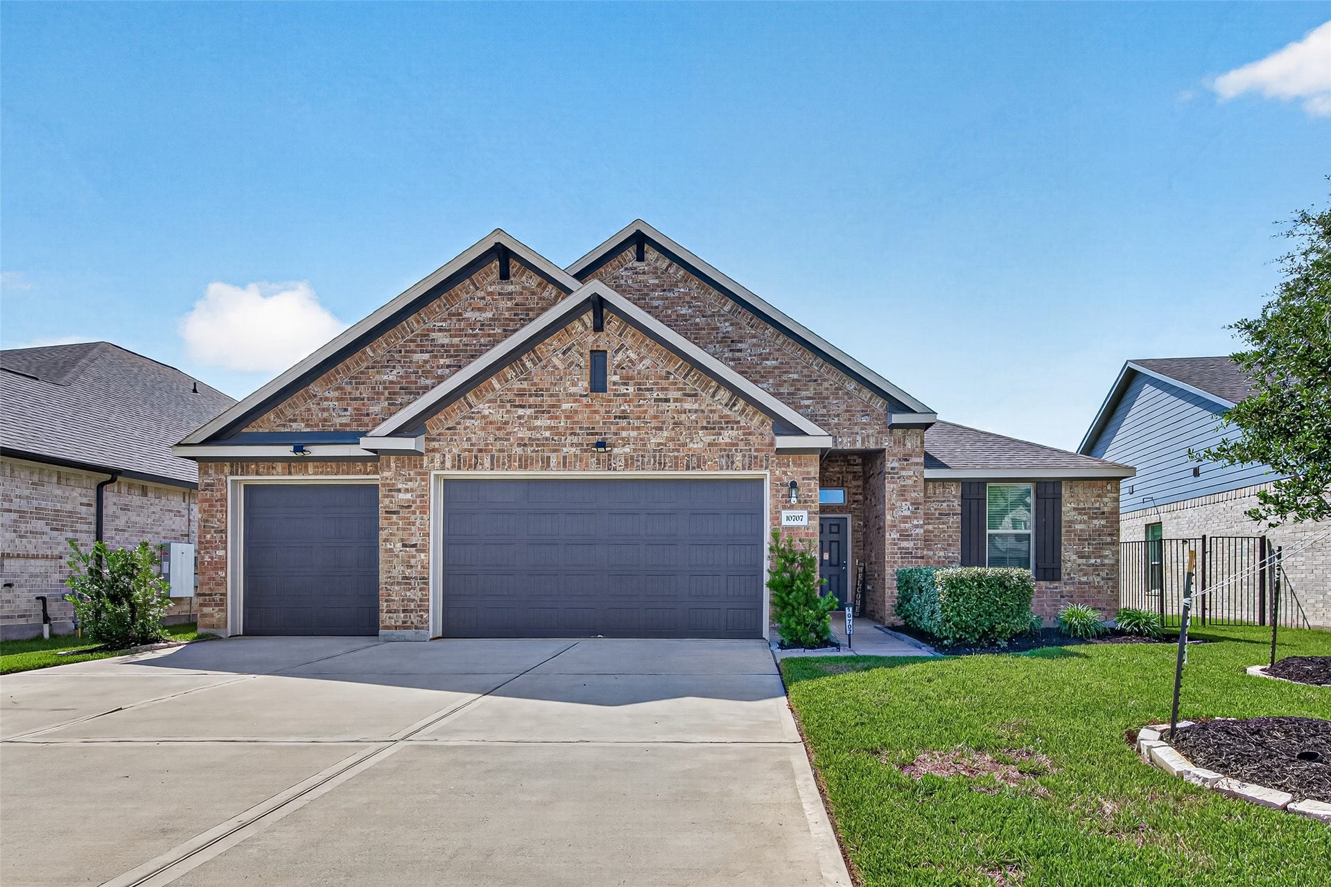 10707 Amador Peak Drive, Rosharon, TX 77583 Closer look at this well manicured home, fresh landscaping, large ultra wide driveway with plenty of parking space. Exterior is complete with a full sprinkler system & french drains.