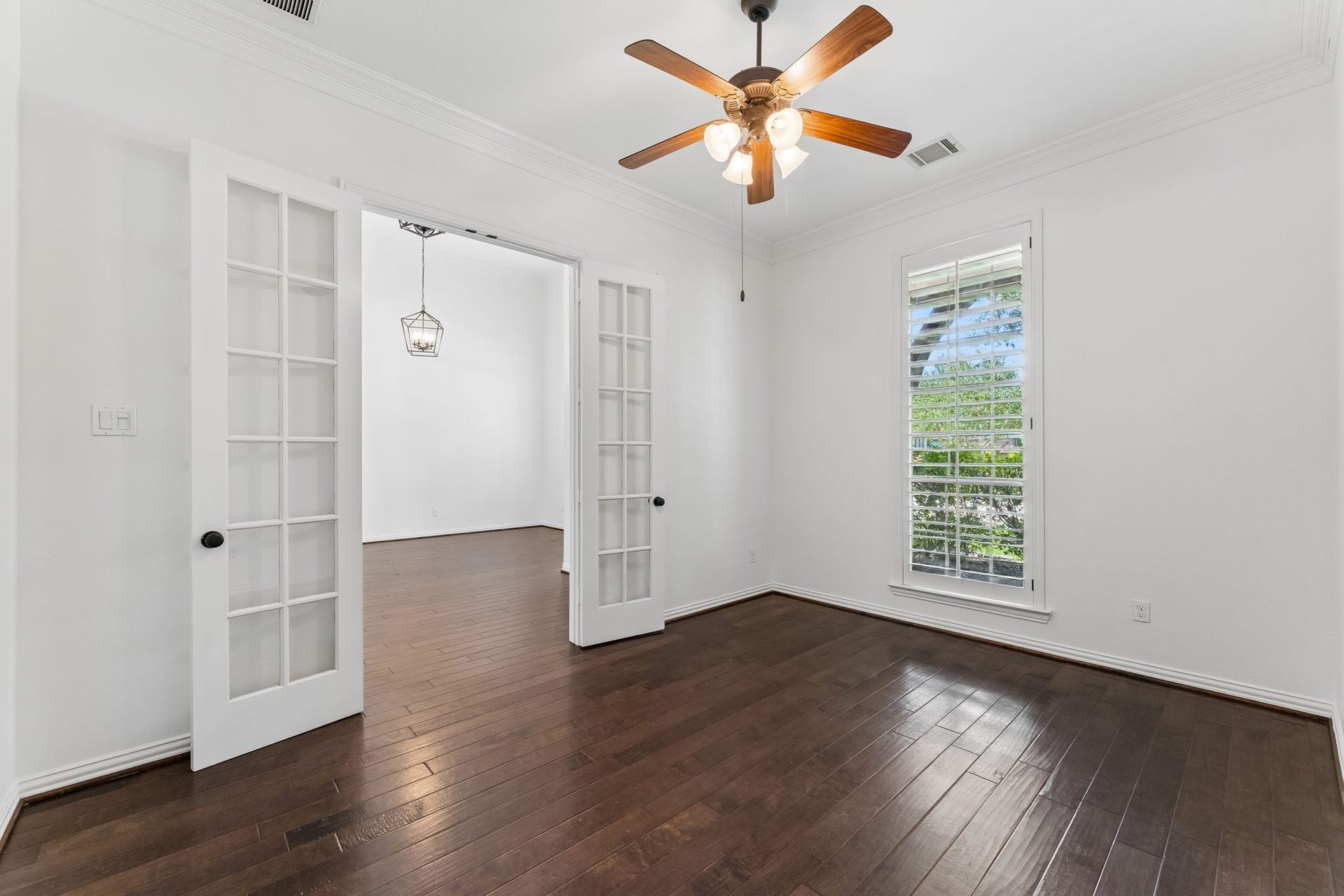 8210 Thunder Ridge Way, Missouri City, TX 77459 Bright office or study adjacent to the living area, featuring a large window overlooking the front porch.
