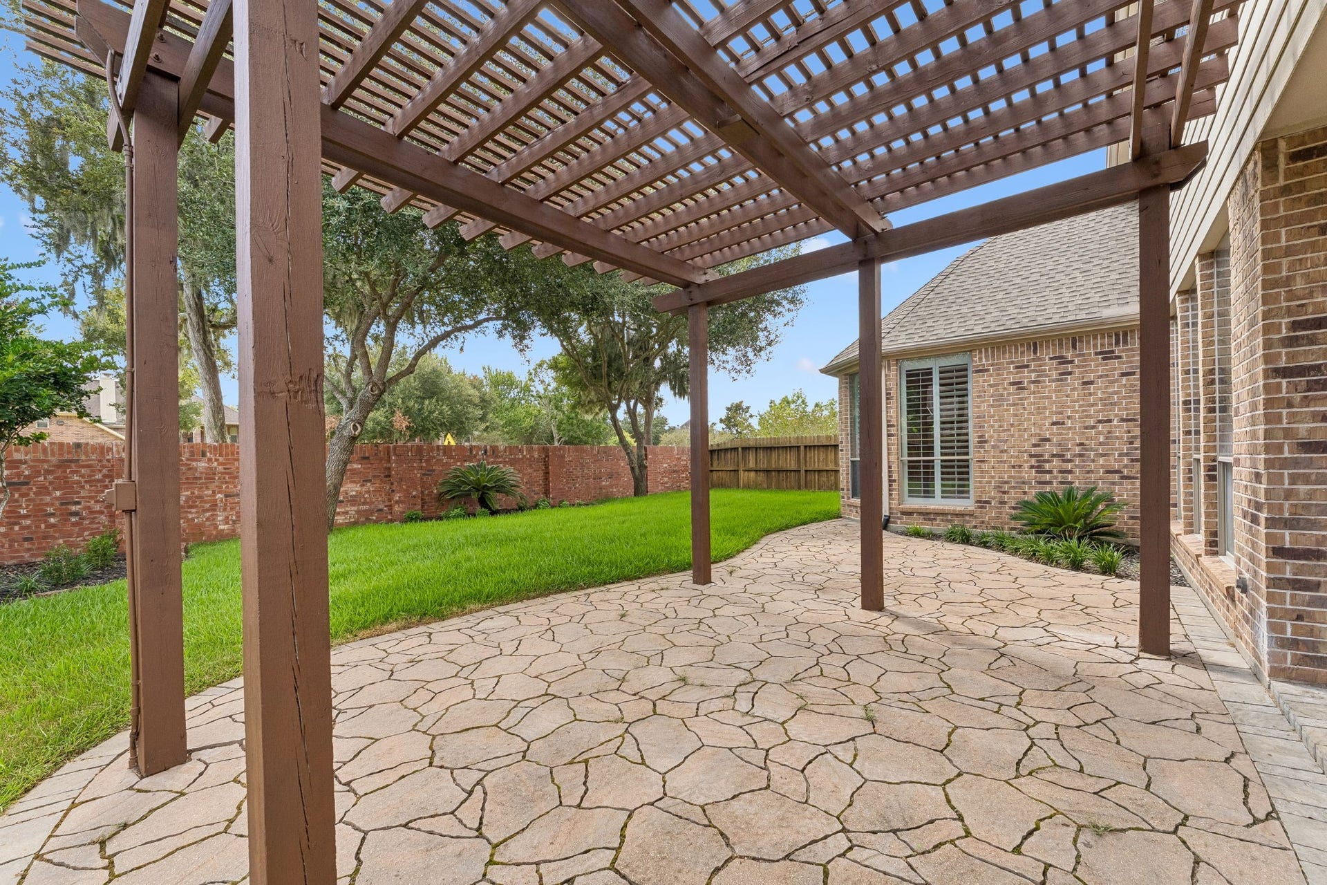 8210 Thunder Ridge Way, Missouri City, TX 77459 Pergola and flagstone patio just outside of the backdoor of the kitcchen.