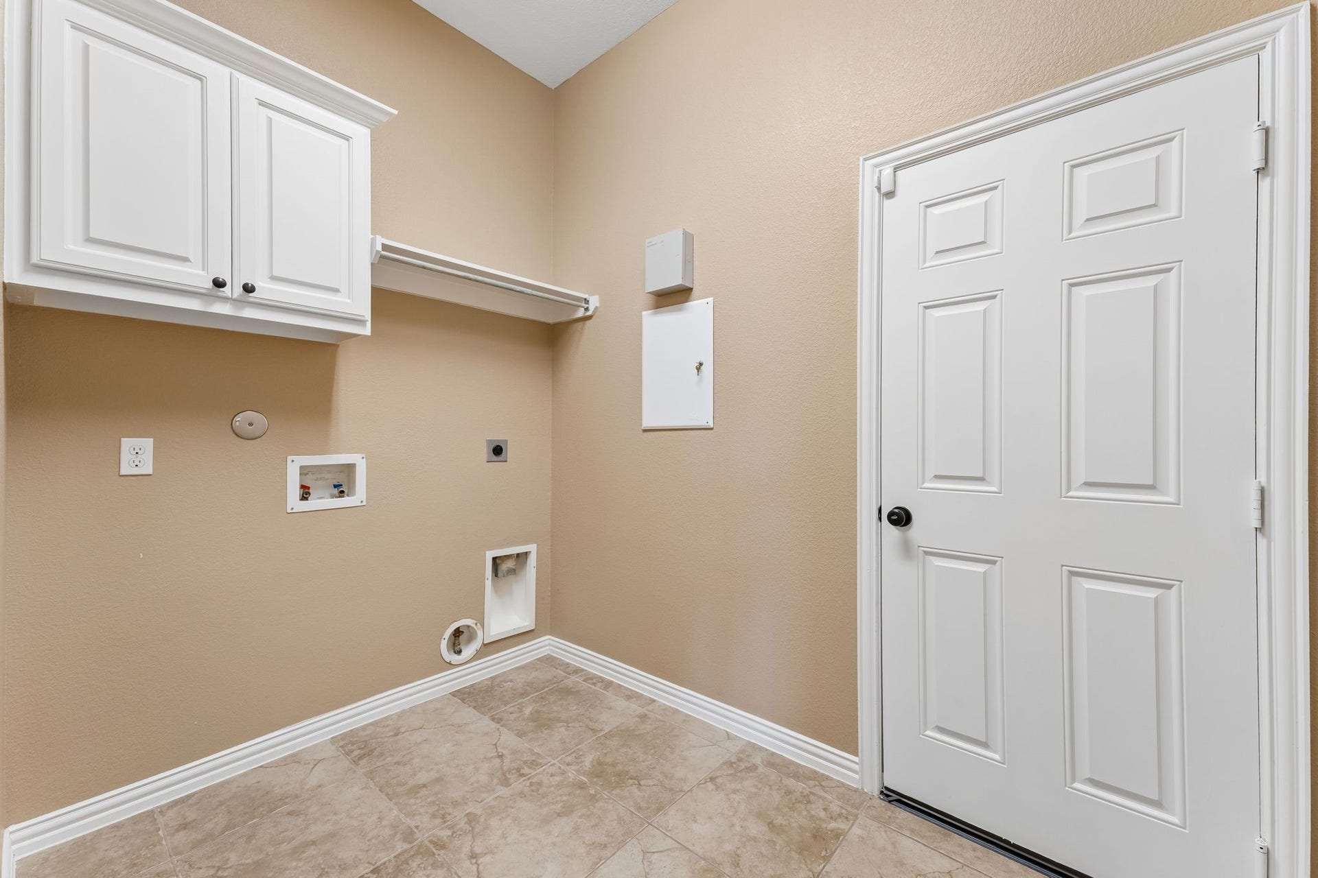 8210 Thunder Ridge Way, Missouri City, TX 77459 The convenient downstairs utility room offers direct access to the garage.