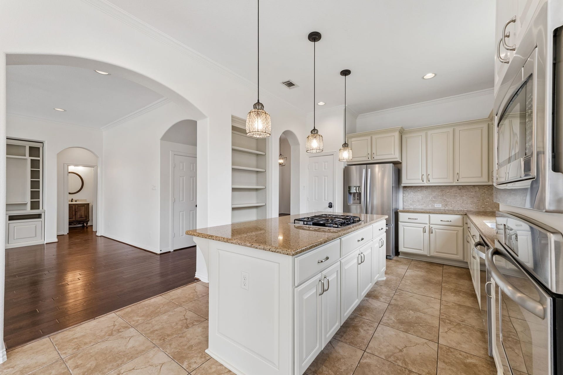 8210 Thunder Ridge Way, Missouri City, TX 77459 Another view of the kitchen looking towards the family room.