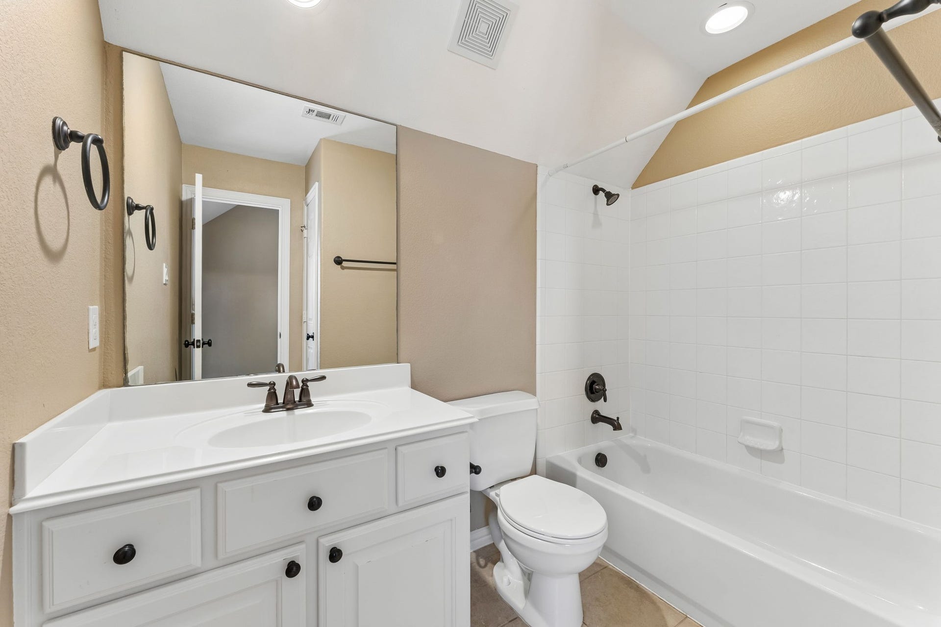 8210 Thunder Ridge Way, Missouri City, TX 77459 Ensuite bathroom of secondary bedroom.