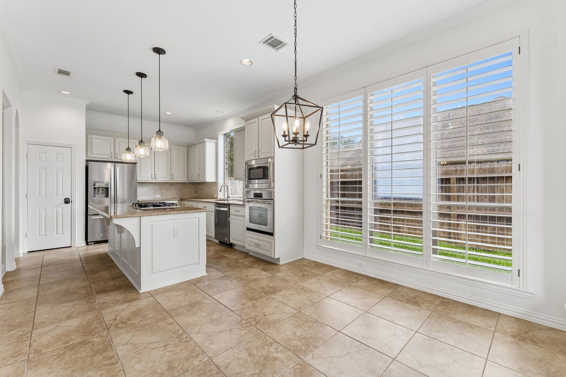 8210 Thunder Ridge Way, Missouri City, TX 77459 Spacious kitchen breakfast area, perfect for a dining table and chairs.