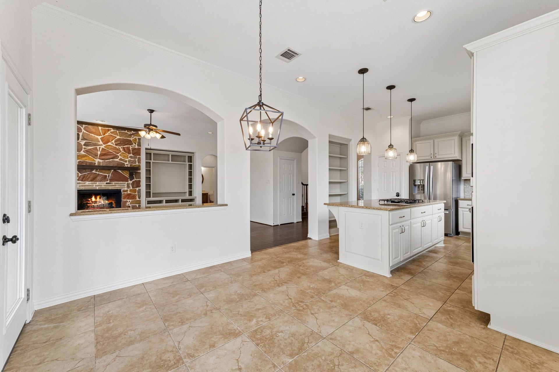 8210 Thunder Ridge Way, Missouri City, TX 77459 Bright and inviting kitchen with elegant pendant lighting and a spacious island, perfect for casual dining and entertaining.