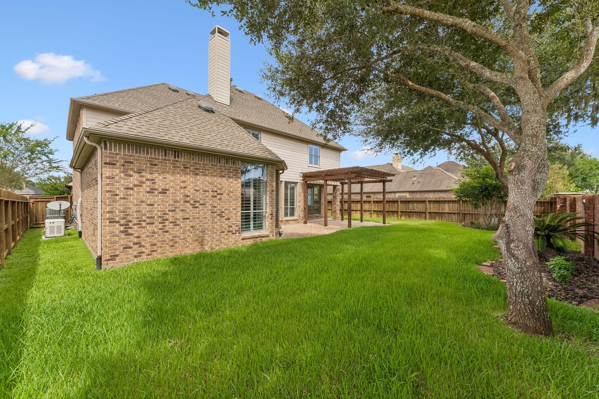 8210 Thunder Ridge Way, Missouri City, TX 77459 Spacious backyard with two generous side yards, featuring HVAC units and a new generator conveniently located on the west side.