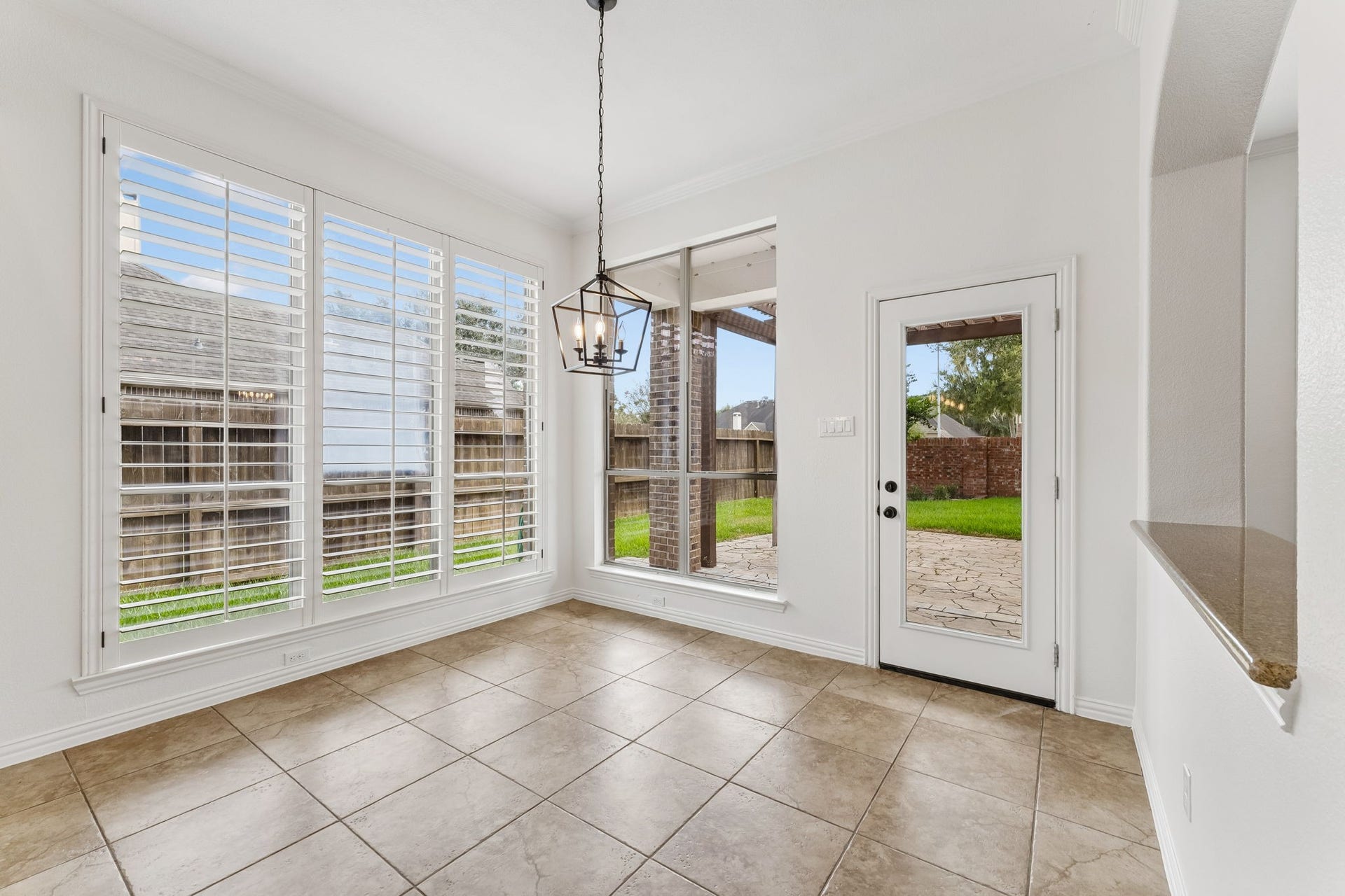 8210 Thunder Ridge Way, Missouri City, TX 77459 Bright breakfast area with easy access to a charming back patio and pergola.