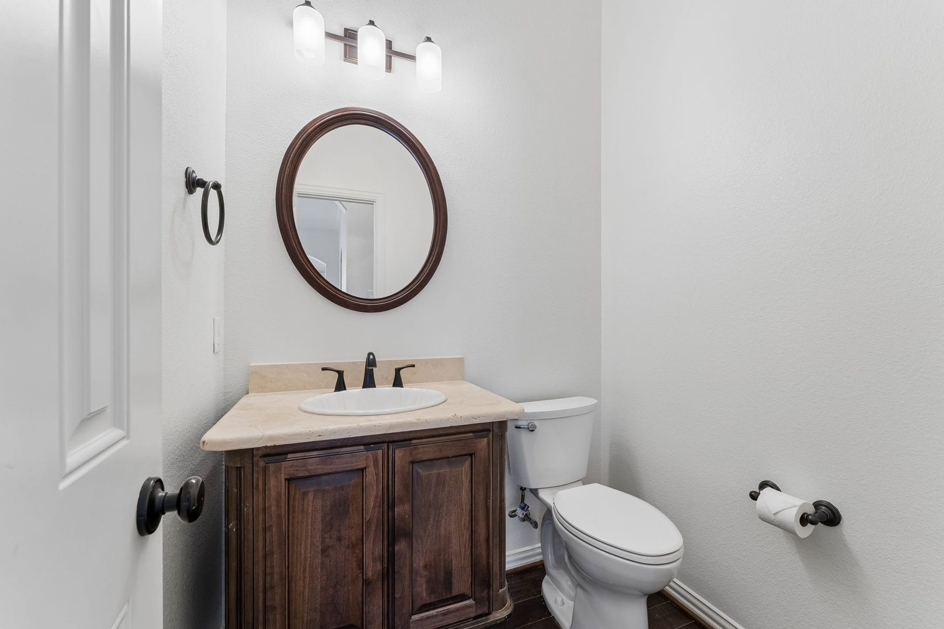 8210 Thunder Ridge Way, Missouri City, TX 77459 Convenient powder room located off the hallway near the family room.