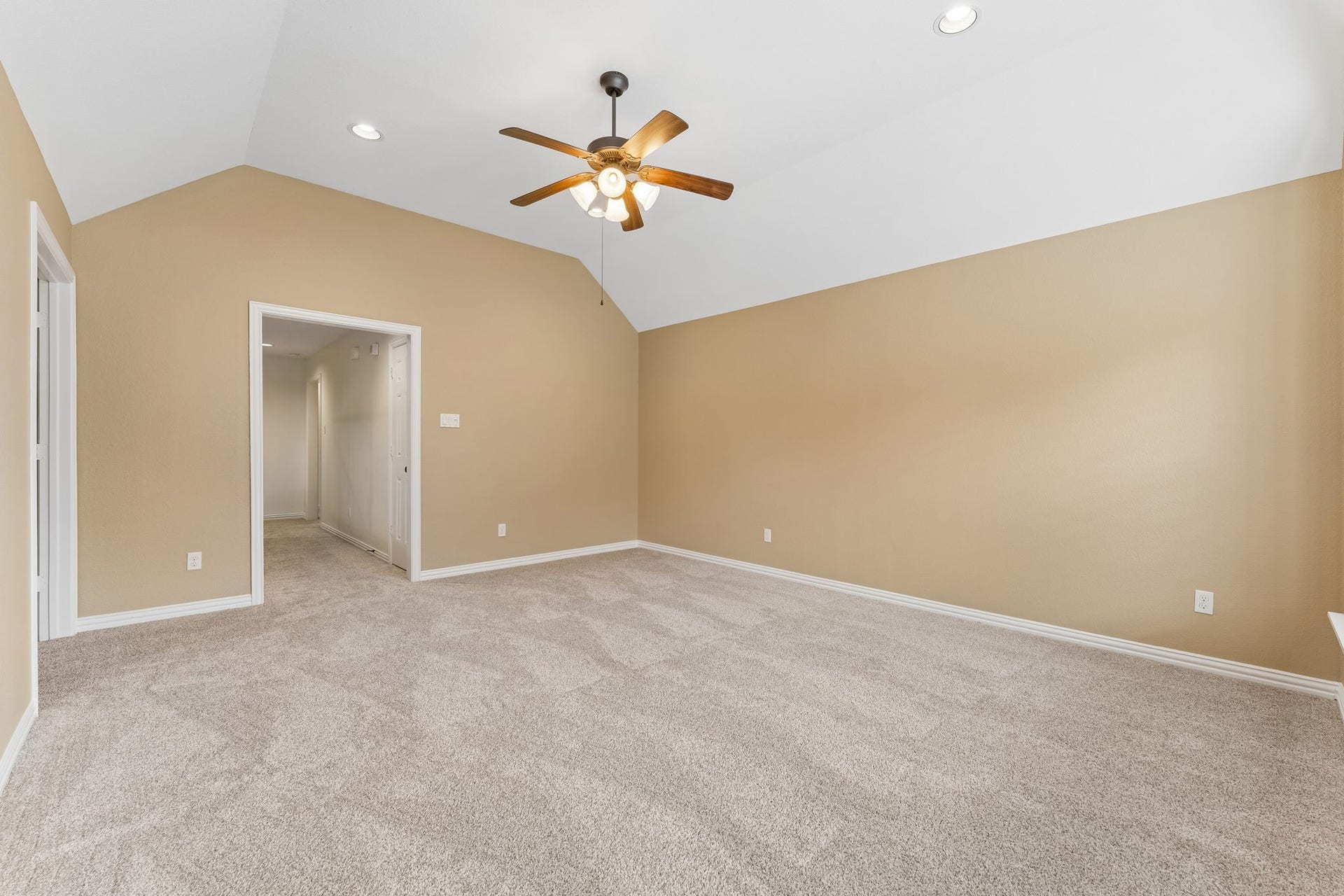 8210 Thunder Ridge Way, Missouri City, TX 77459 Upstairs living area with vaulted ceilings and ample natural light.