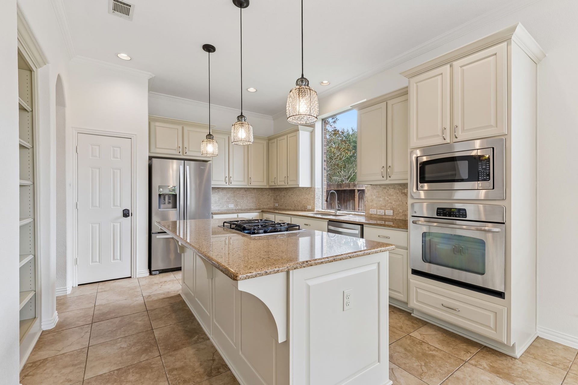 8210 Thunder Ridge Way, Missouri City, TX 77459 Freshly painted cabinets and walls illuminate the kitchen beautifully.