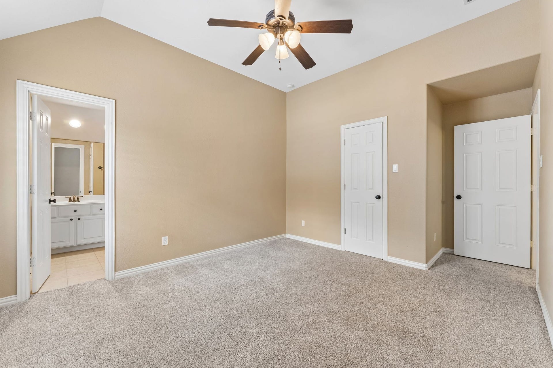 8210 Thunder Ridge Way, Missouri City, TX 77459 Secondary bedroom with direct access to a private bathroom.