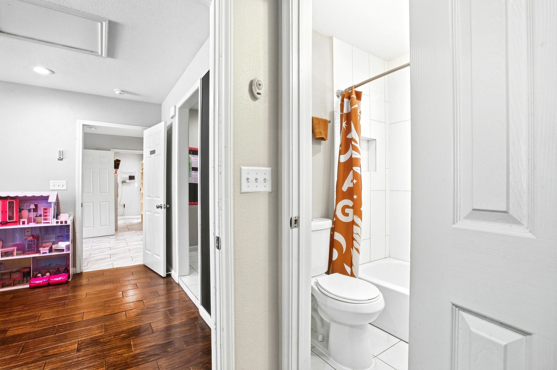 5302 Treaschwig Road, Spring, TX 77373 full bath in 2nd unit