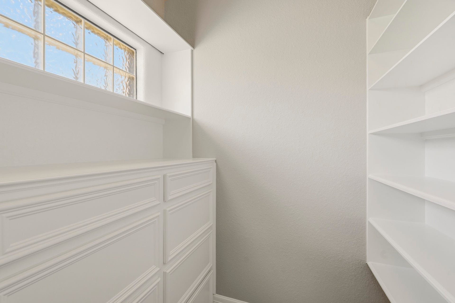 835 Hall Road, Alvin, TX 77511 Generous walk-in closet with extensive built-in storage