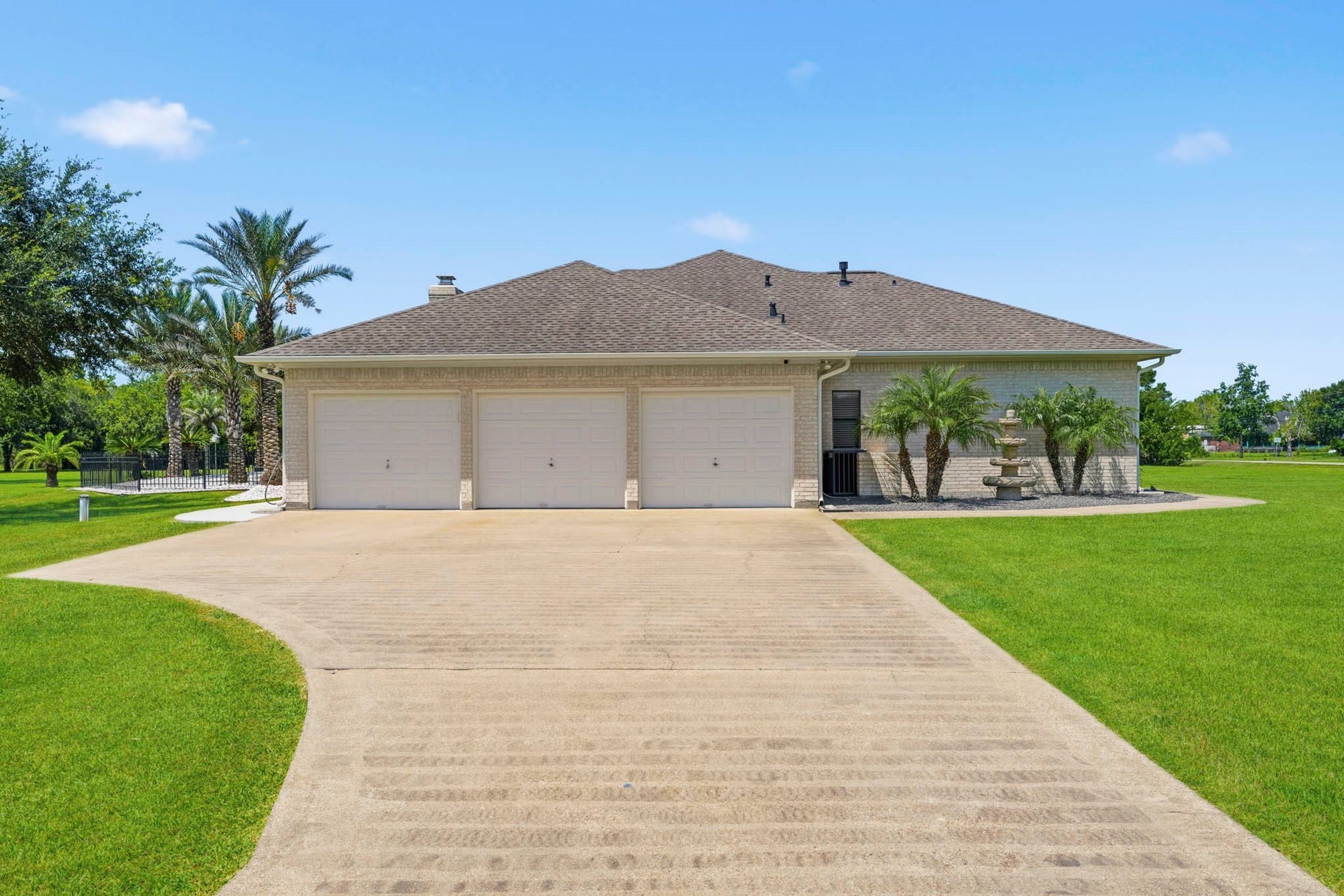 835 Hall Road, Alvin, TX 77511 Generous driveway leading to the attached garage 3 Car Garage