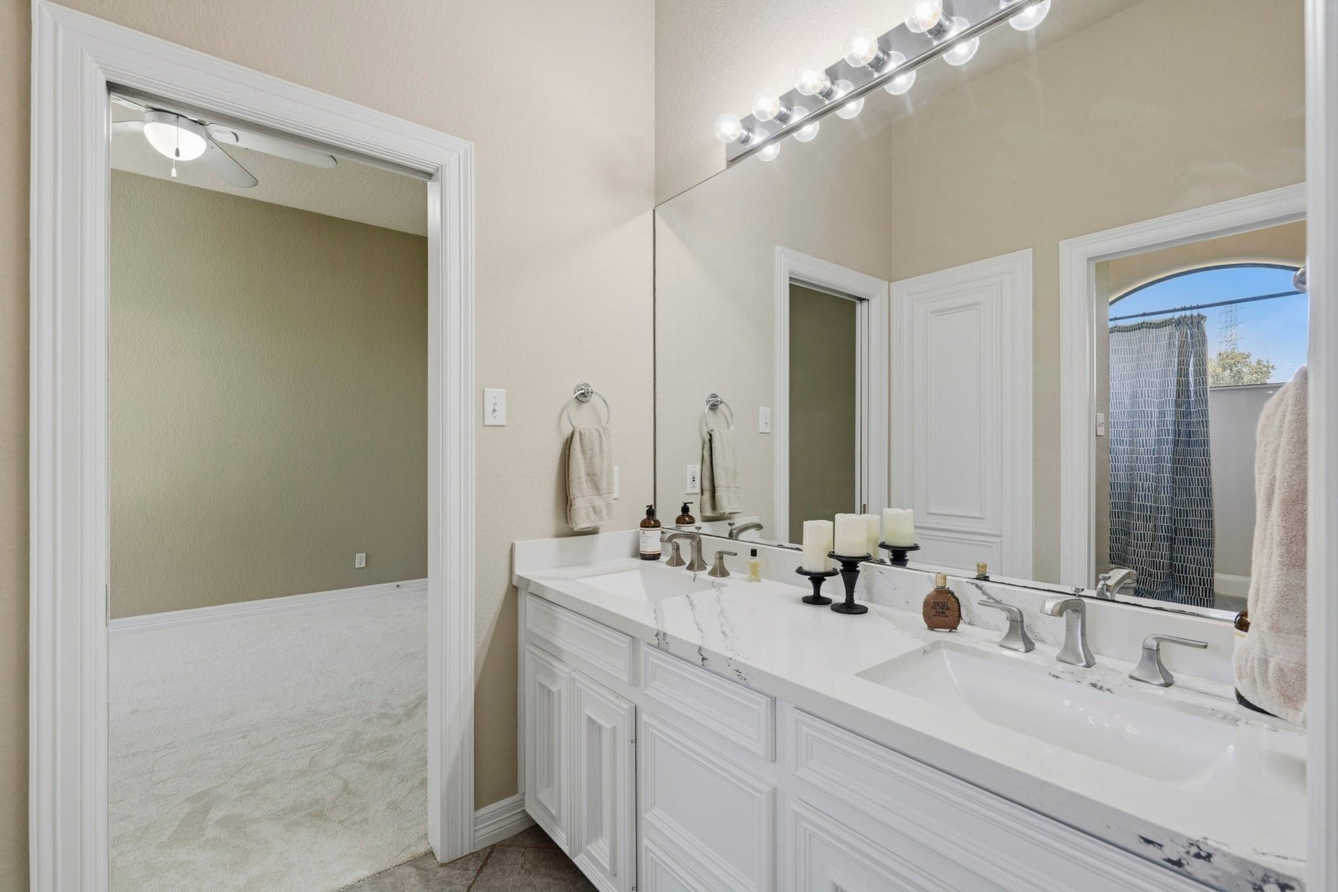 835 Hall Road, Alvin, TX 77511 Full secondary bathroom with generous vanity space