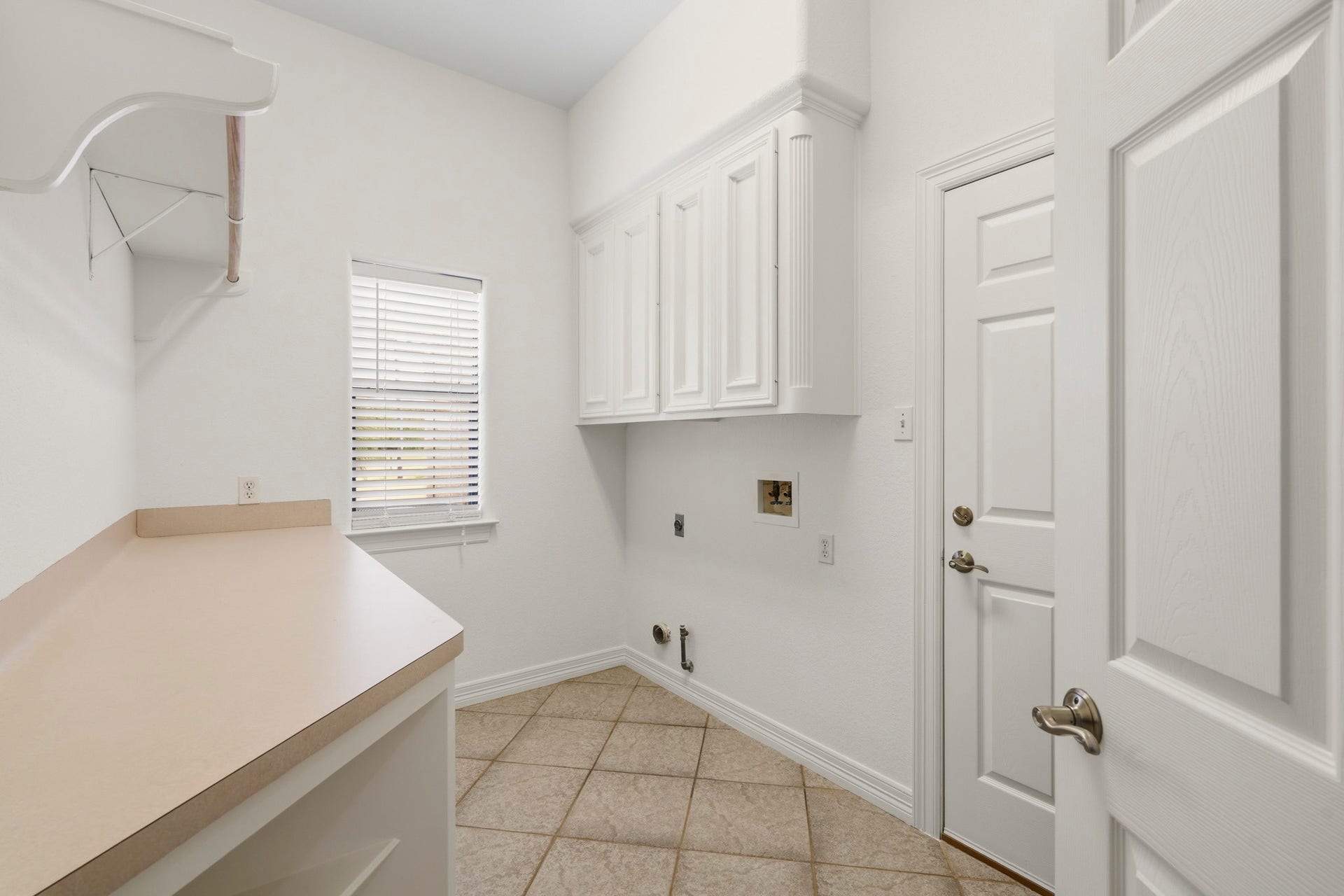 835 Hall Road, Alvin, TX 77511 Dedicated laundry room with built-in cabinetry and utility sink