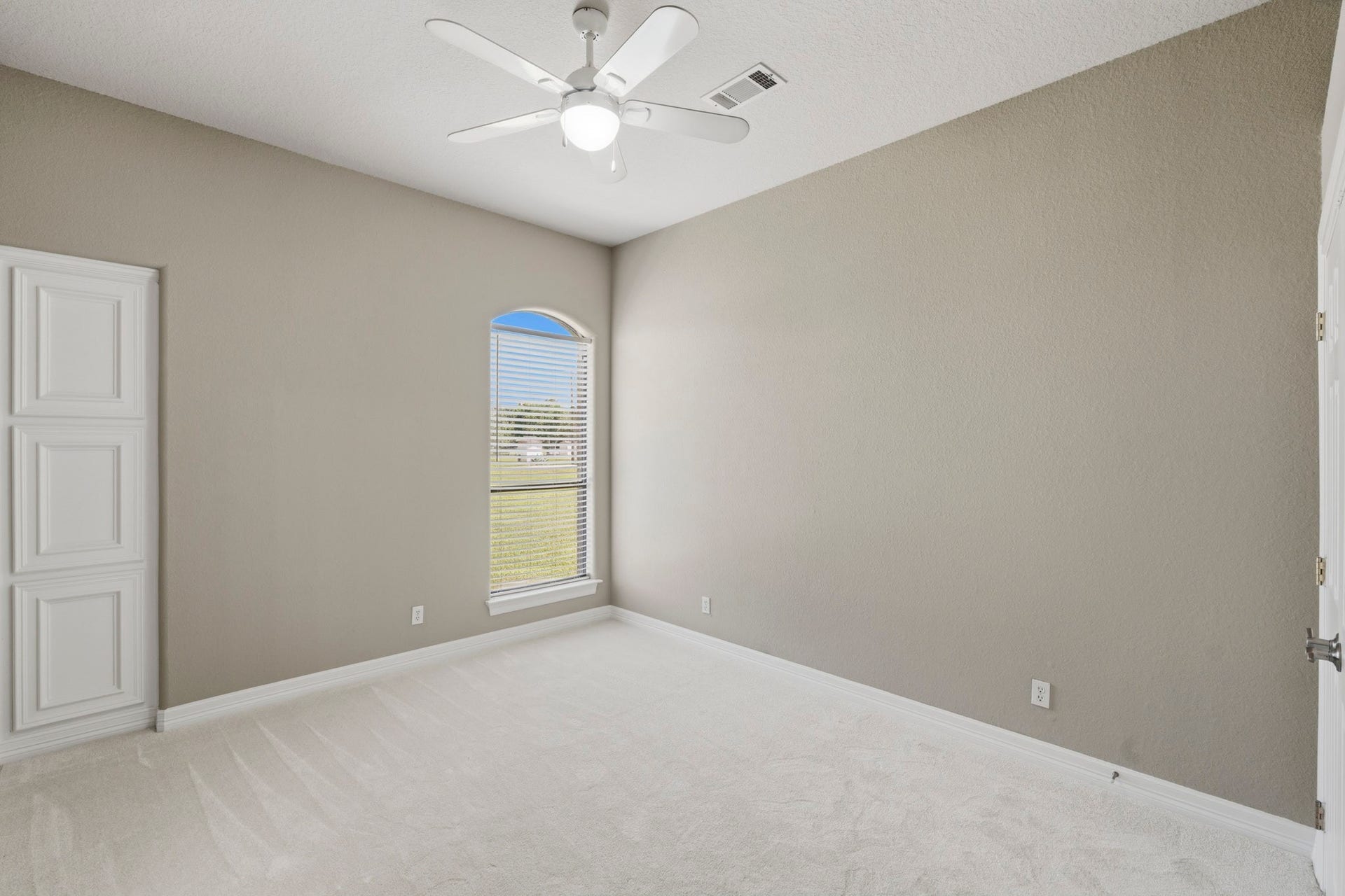 835 Hall Road, Alvin, TX 77511 Spacious secondary bedroom with natural light