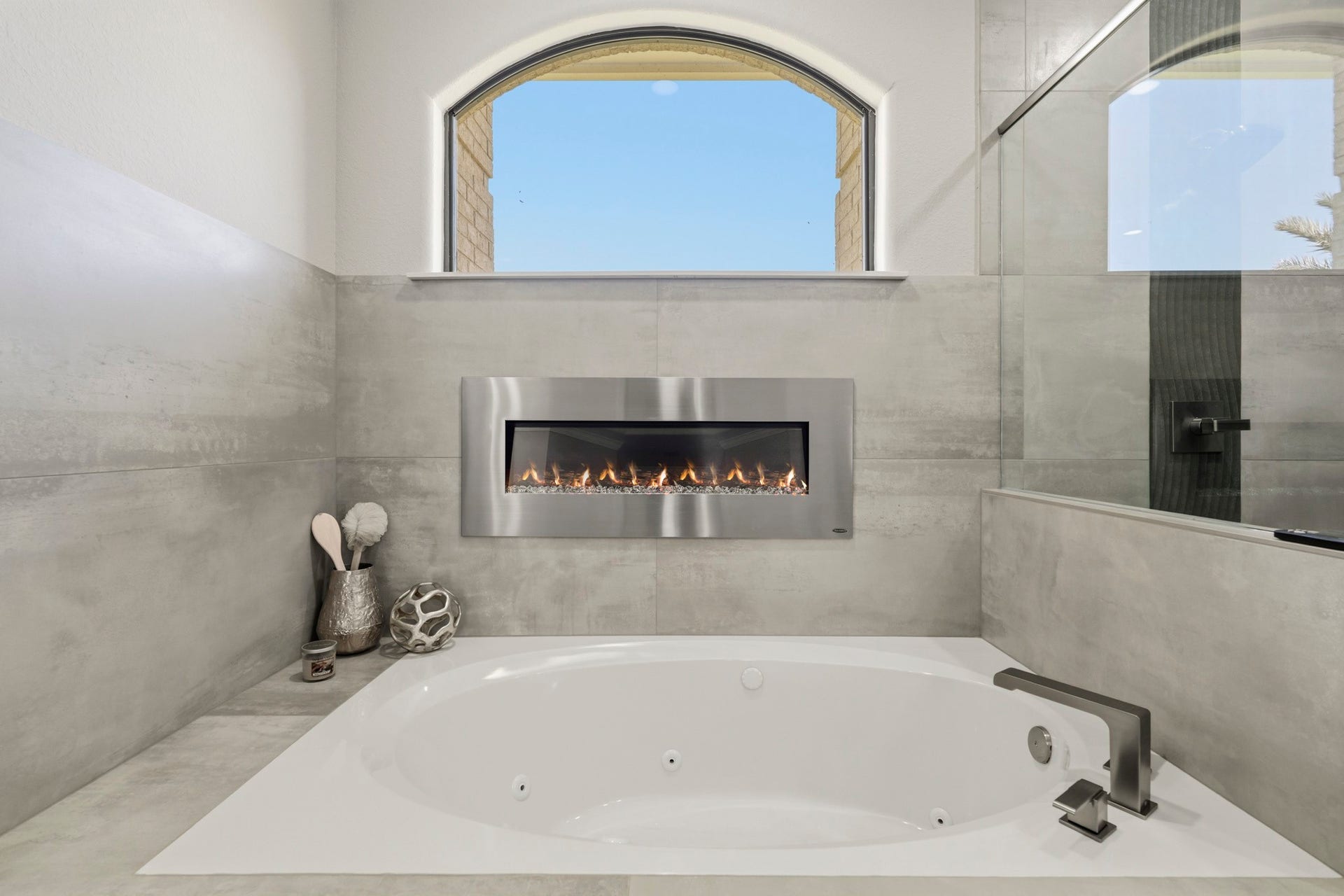 835 Hall Road, Alvin, TX 77511 Relaxing soaking tub positioned beneath a dramatic arched window and fireplace