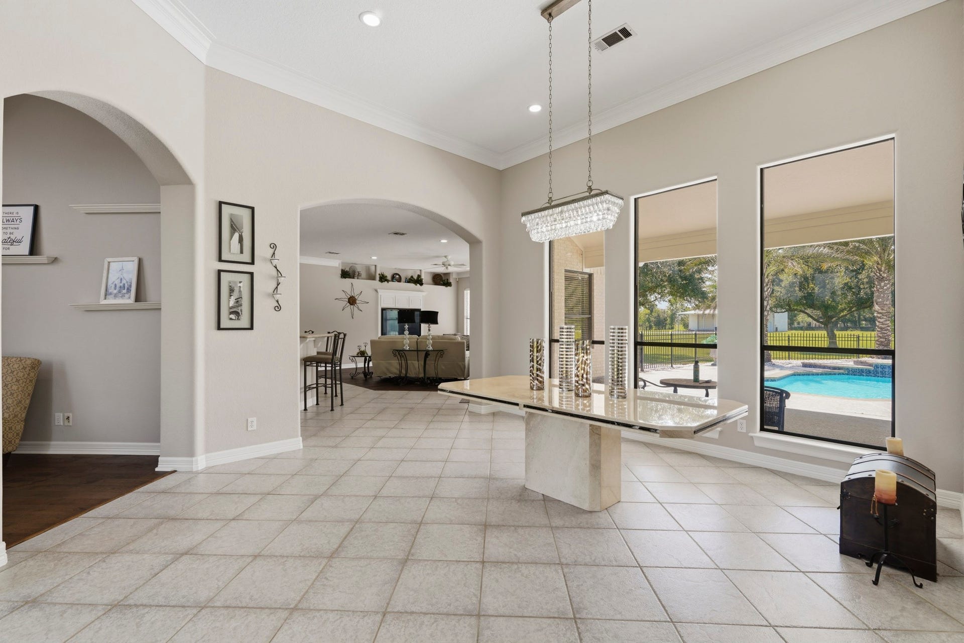 835 Hall Road, Alvin, TX 77511 Expansive dining area