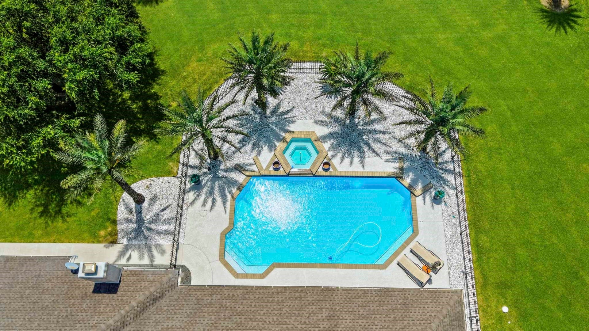 835 Hall Road, Alvin, TX 77511 Beautifully maintained grounds with mature palms and shade trees