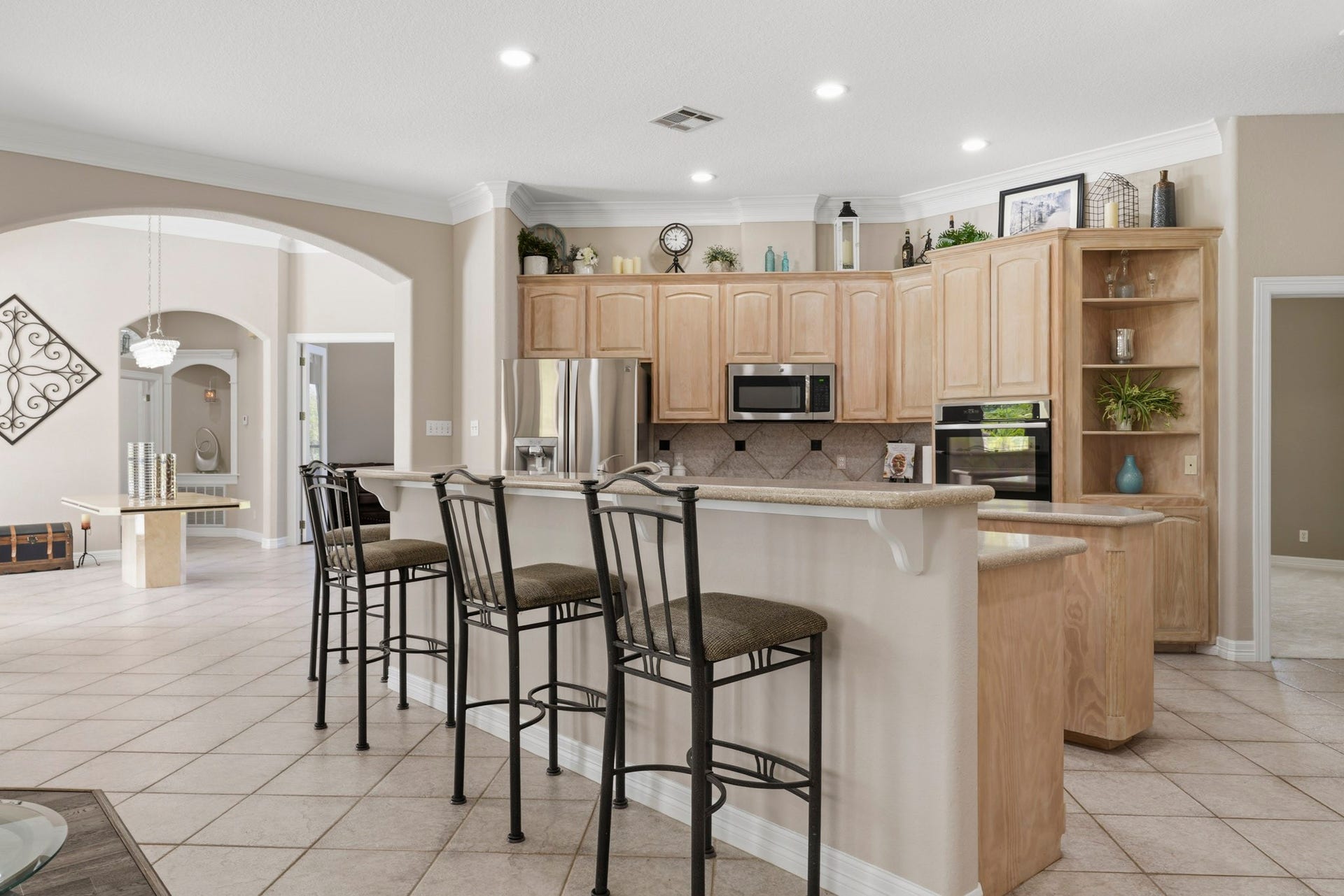 835 Hall Road, Alvin, TX 77511 Spacious kitchen with abundant cabinetry and breakfast bar seating